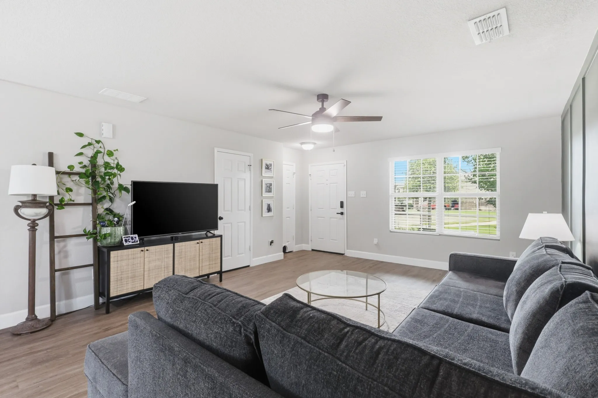 Single Family Residence For Sale in Tarrant County , 7700 Spritsail Lane, Fort Worth, Texas 76179, 4 Bedroom, 4 Bathroom, 2 Garage spaces, 2,658 Sqft, built in 2017, mls#21295711, Real Estate Agent in Fort Worth, Homes For Sale in Tarrant county, Homes For Sale in Fort Worth, Realtor in Fort Worth Texas, Real Estate Brokerage Independent Realty Texas, Luminita Cordes Realtor