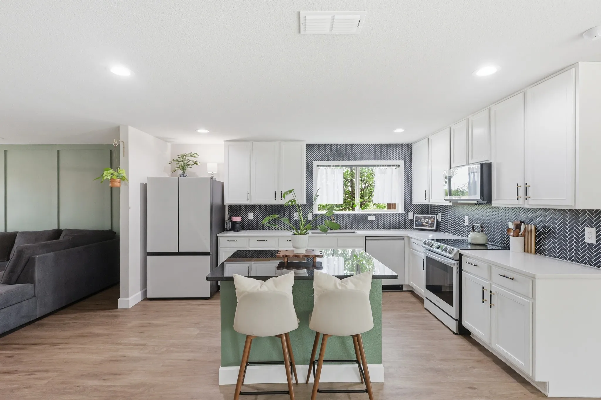 Single Family Residence For Sale in Tarrant County , 7700 Spritsail Lane, Fort Worth, Texas 76179, 4 Bedroom, 4 Bathroom, 2 Garage spaces, 2,658 Sqft, built in 2017, mls#21295711, Real Estate Agent in Fort Worth, Homes For Sale in Tarrant county, Homes For Sale in Fort Worth, Realtor in Fort Worth Texas, Real Estate Brokerage Independent Realty Texas, Luminita Cordes Realtor