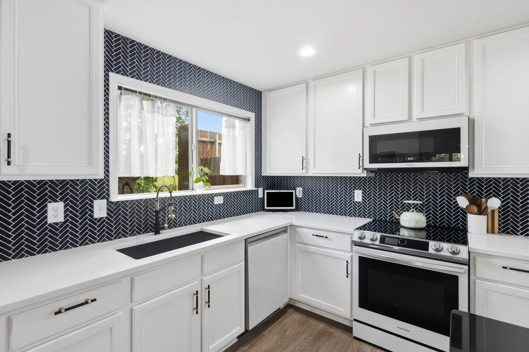 Single Family Residence For Sale in Tarrant County , 7700 Spritsail Lane, Fort Worth, Texas 76179, 4 Bedroom, 4 Bathroom, 2 Garage spaces, 2,658 Sqft, built in 2017, mls#21295711, Real Estate Agent in Fort Worth, Homes For Sale in Tarrant county, Homes For Sale in Fort Worth, Realtor in Fort Worth Texas, Real Estate Brokerage Independent Realty Texas, Luminita Cordes Realtor