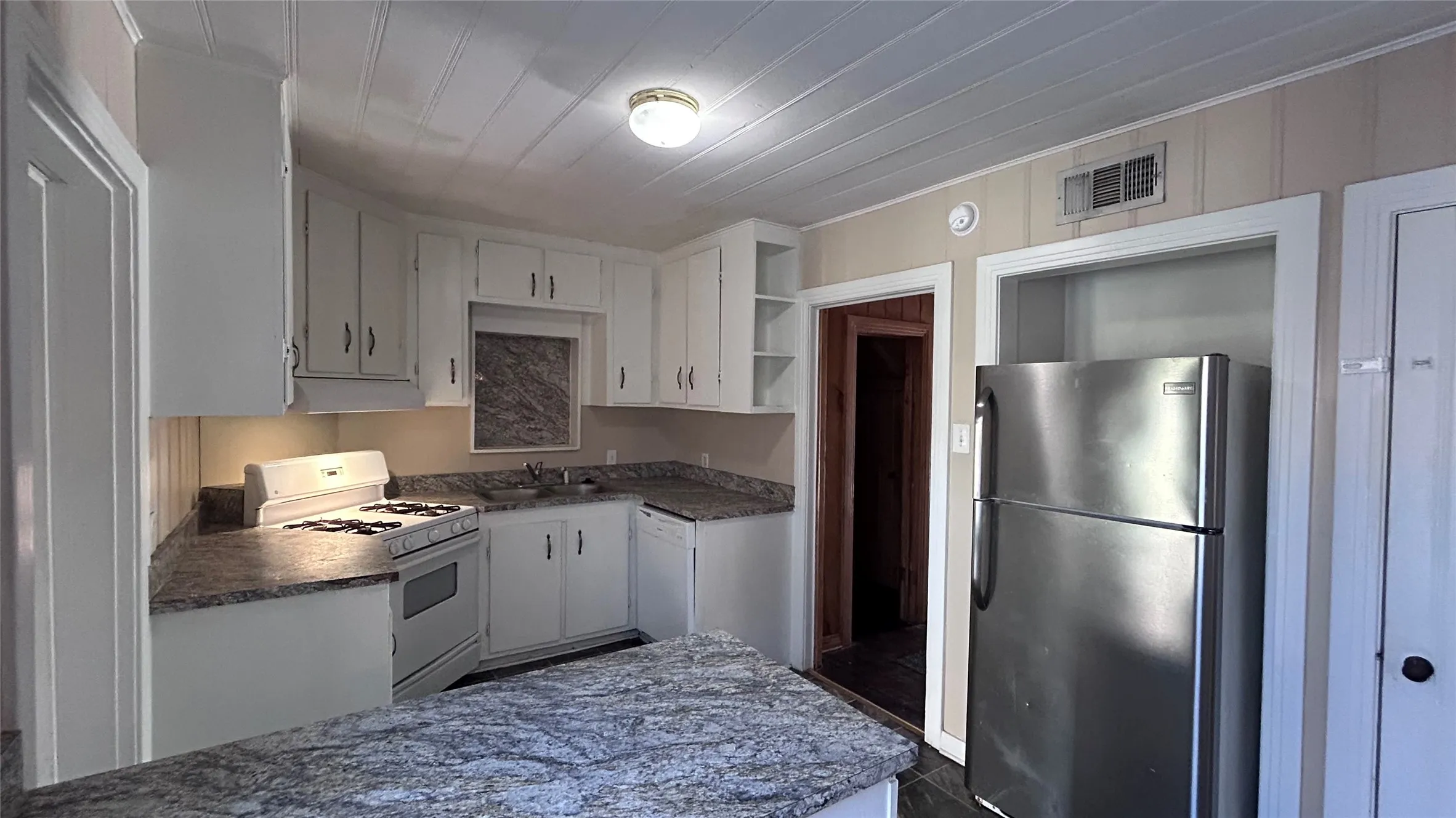 Single Family Residence For Rent in Tarrant County , 3600 Kell Street, Fort Worth, Texas 76109, 4 Bedroom, 3 Bathroom, 1 Garage spaces, 2,340 Sqft, built in 1946, mls#21292370, Real Estate Agent in Fort Worth, Homes For Rent in Tarrant county, Homes For Rent in Fort Worth, Realtor in Fort Worth Texas, Real Estate Brokerage Independent Realty Texas, Luminita Cordes Realtor