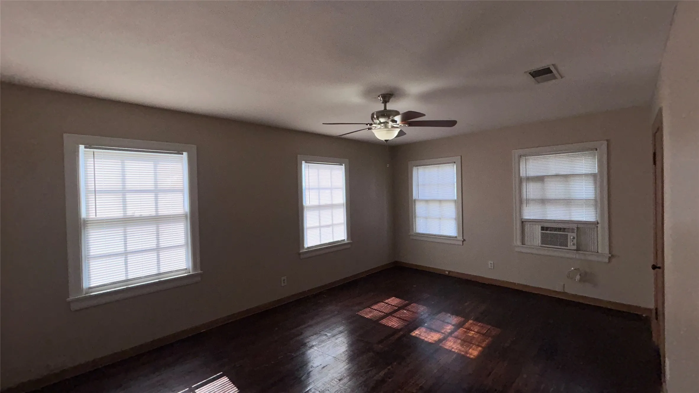 Single Family Residence For Rent in Tarrant County , 3600 Kell Street, Fort Worth, Texas 76109, 4 Bedroom, 3 Bathroom, 1 Garage spaces, 2,340 Sqft, built in 1946, mls#21292370, Real Estate Agent in Fort Worth, Homes For Rent in Tarrant county, Homes For Rent in Fort Worth, Realtor in Fort Worth Texas, Real Estate Brokerage Independent Realty Texas, Luminita Cordes Realtor