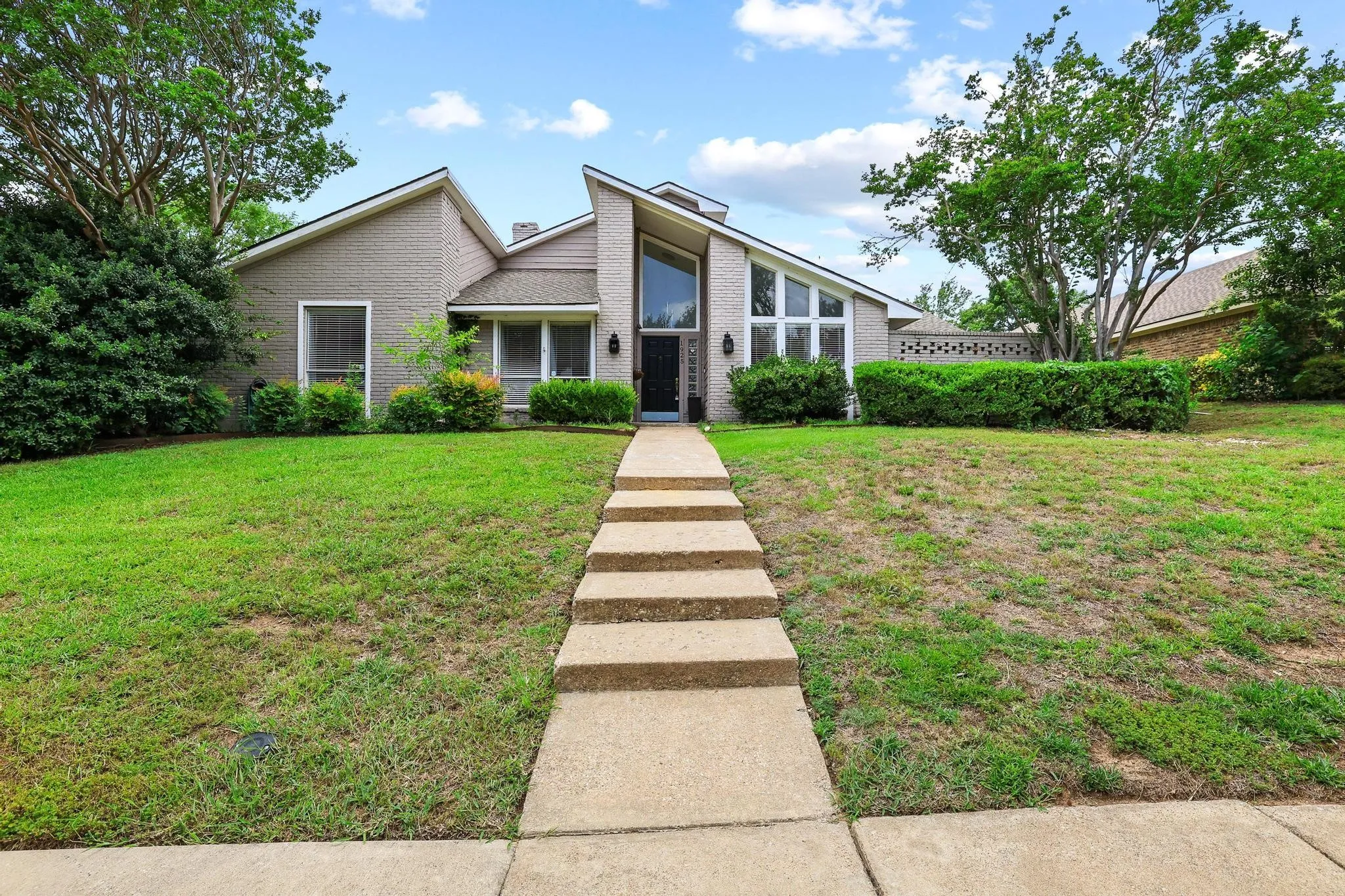 Single Family Residence For Sale in Collin County , 1925 Country Club Drive, Plano, Texas 75074, 3 Bedroom, 3 Bathroom, 2 Garage spaces, 2,151 Sqft, built in 1978, mls#21296073, Real Estate Agent in Plano, Homes For Sale in Collin county, Homes For Sale in Plano, Realtor in Plano Texas, Real Estate Brokerage Independent Realty Texas, Luminita Cordes Realtor