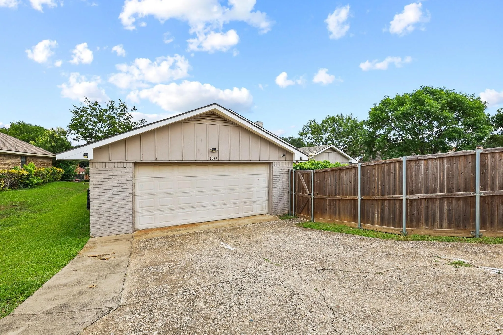 Single Family Residence For Sale in Collin County , 1925 Country Club Drive, Plano, Texas 75074, 3 Bedroom, 3 Bathroom, 2 Garage spaces, 2,151 Sqft, built in 1978, mls#21296073, Real Estate Agent in Plano, Homes For Sale in Collin county, Homes For Sale in Plano, Realtor in Plano Texas, Real Estate Brokerage Independent Realty Texas, Luminita Cordes Realtor