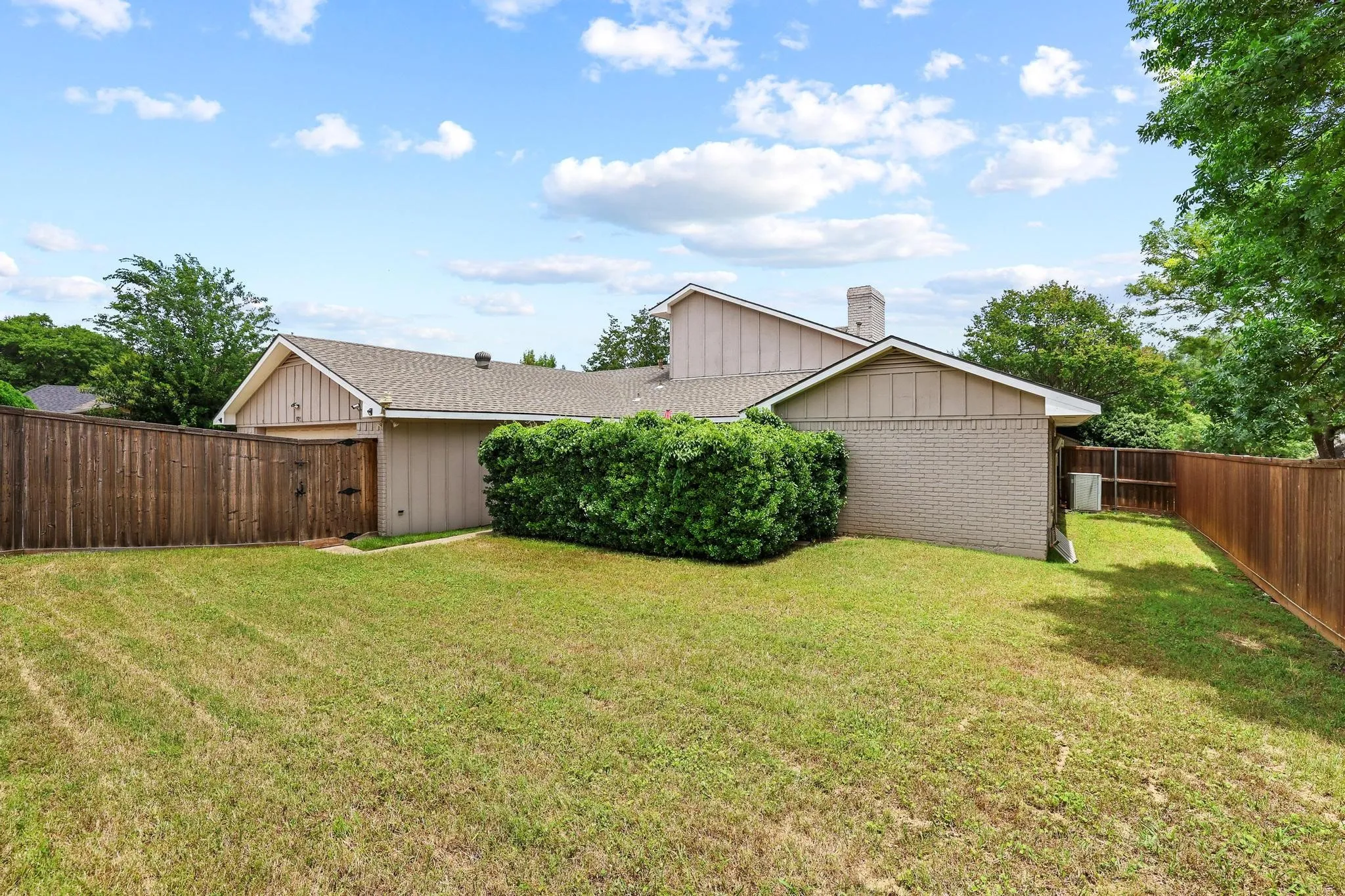 Single Family Residence For Sale in Collin County , 1925 Country Club Drive, Plano, Texas 75074, 3 Bedroom, 3 Bathroom, 2 Garage spaces, 2,151 Sqft, built in 1978, mls#21296073, Real Estate Agent in Plano, Homes For Sale in Collin county, Homes For Sale in Plano, Realtor in Plano Texas, Real Estate Brokerage Independent Realty Texas, Luminita Cordes Realtor