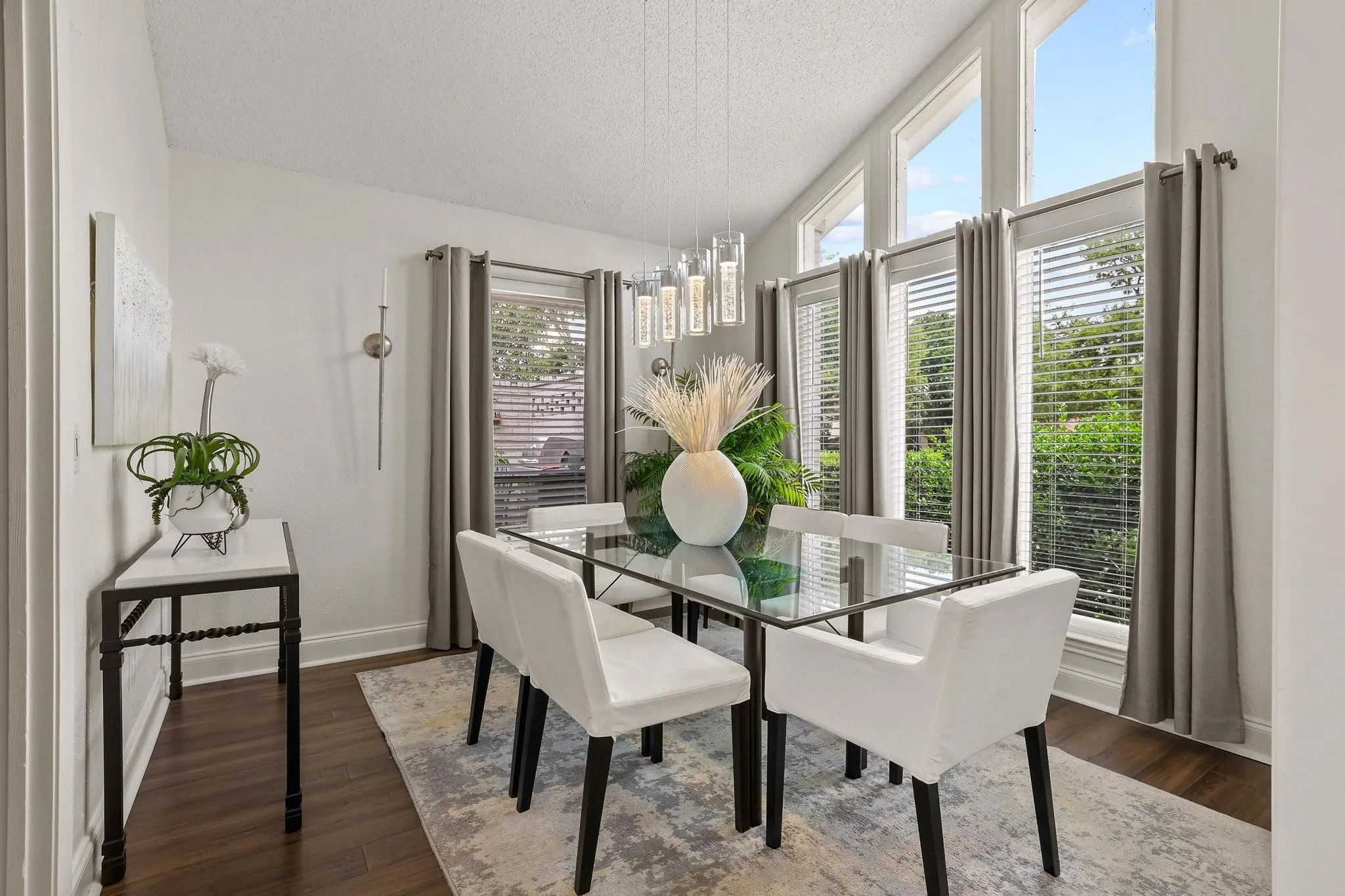 Single Family Residence For Sale in Collin County , 1925 Country Club Drive, Plano, Texas 75074, 3 Bedroom, 3 Bathroom, 2 Garage spaces, 2,151 Sqft, built in 1978, mls#21296073, Real Estate Agent in Plano, Homes For Sale in Collin county, Homes For Sale in Plano, Realtor in Plano Texas, Real Estate Brokerage Independent Realty Texas, Luminita Cordes Realtor