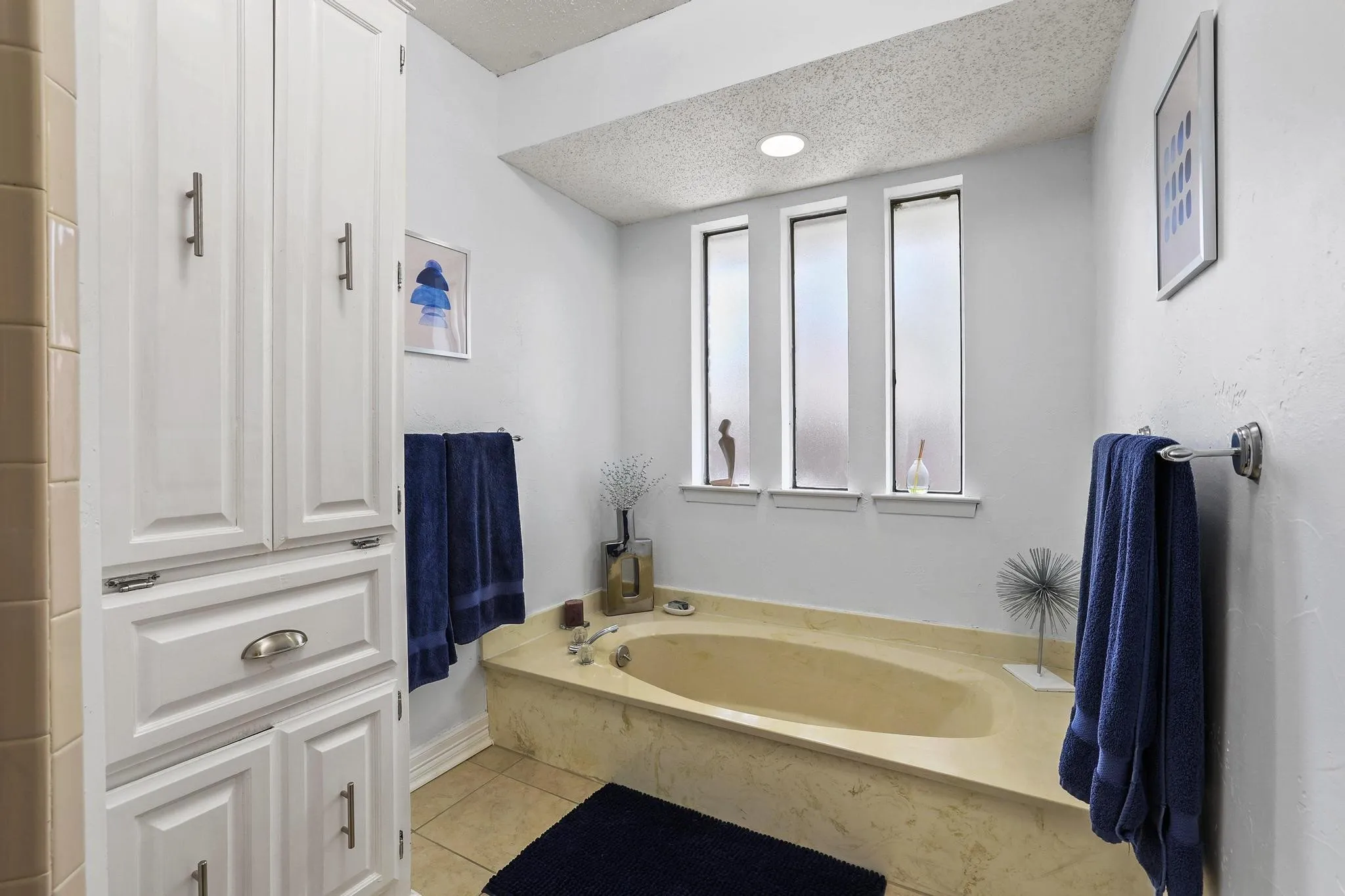 Single Family Residence For Sale in Collin County , 1925 Country Club Drive, Plano, Texas 75074, 3 Bedroom, 3 Bathroom, 2 Garage spaces, 2,151 Sqft, built in 1978, mls#21296073, Real Estate Agent in Plano, Homes For Sale in Collin county, Homes For Sale in Plano, Realtor in Plano Texas, Real Estate Brokerage Independent Realty Texas, Luminita Cordes Realtor