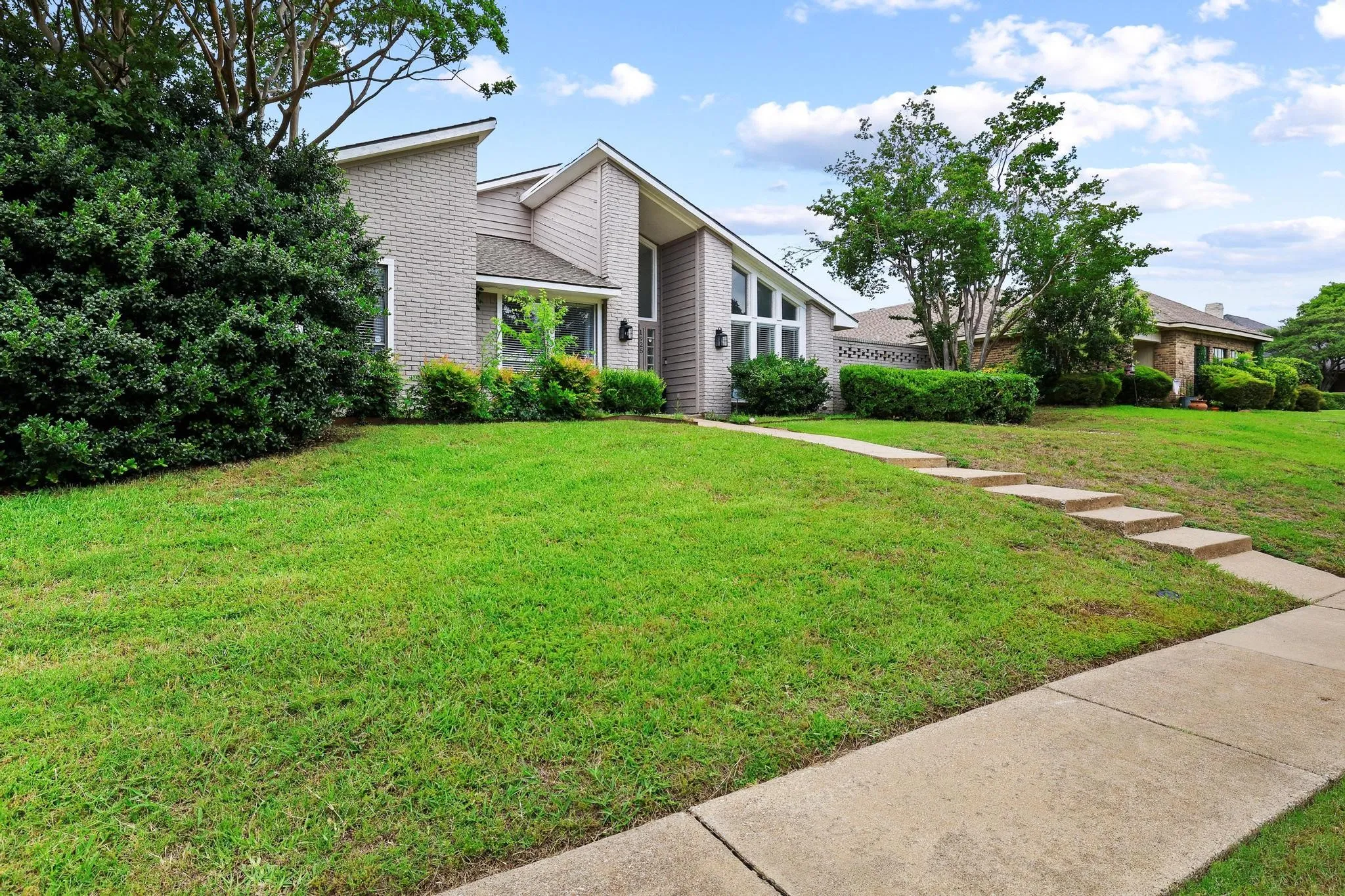 Single Family Residence For Sale in Collin County , 1925 Country Club Drive, Plano, Texas 75074, 3 Bedroom, 3 Bathroom, 2 Garage spaces, 2,151 Sqft, built in 1978, mls#21296073, Real Estate Agent in Plano, Homes For Sale in Collin county, Homes For Sale in Plano, Realtor in Plano Texas, Real Estate Brokerage Independent Realty Texas, Luminita Cordes Realtor