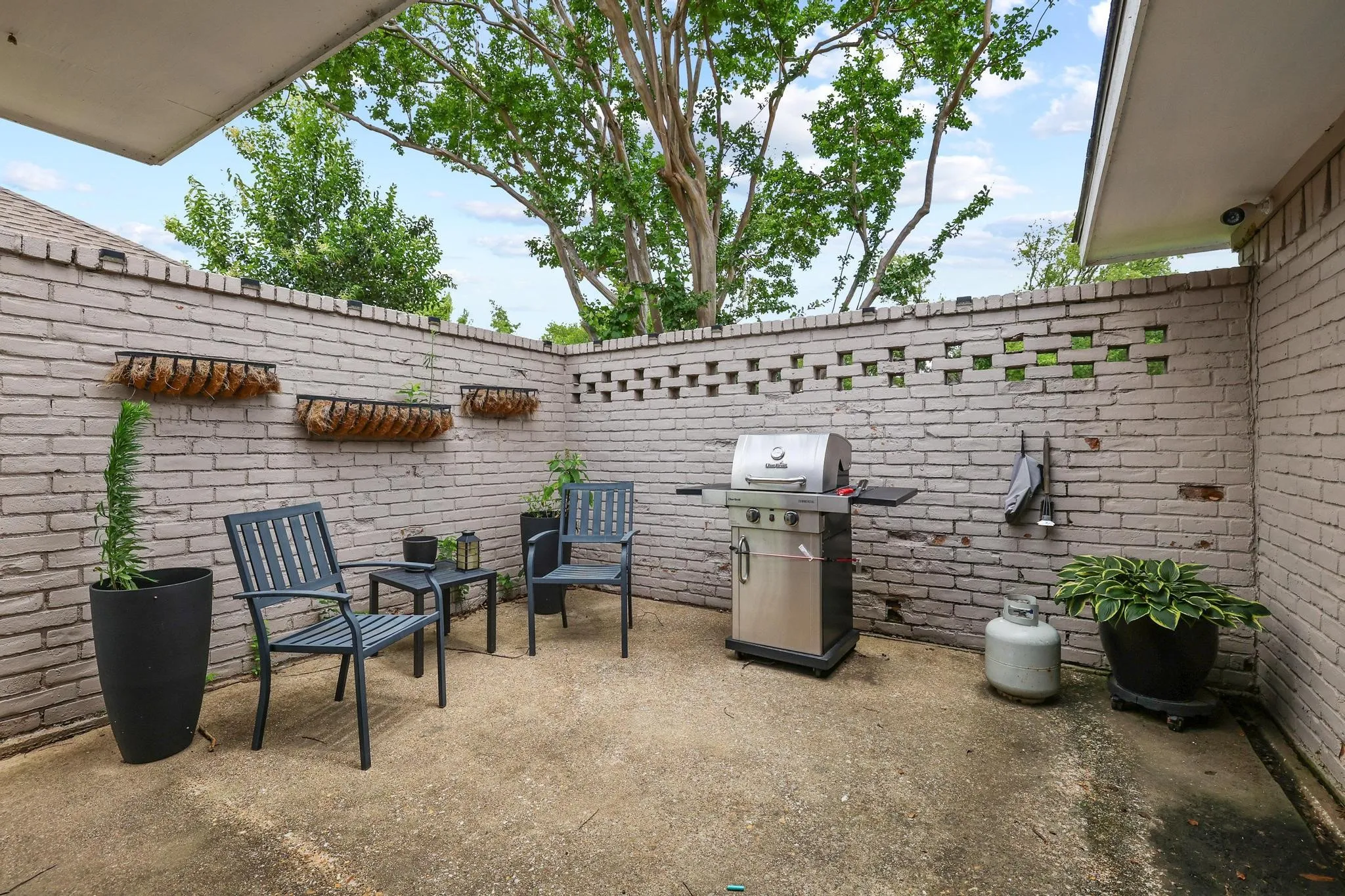 Single Family Residence For Sale in Collin County , 1925 Country Club Drive, Plano, Texas 75074, 3 Bedroom, 3 Bathroom, 2 Garage spaces, 2,151 Sqft, built in 1978, mls#21296073, Real Estate Agent in Plano, Homes For Sale in Collin county, Homes For Sale in Plano, Realtor in Plano Texas, Real Estate Brokerage Independent Realty Texas, Luminita Cordes Realtor