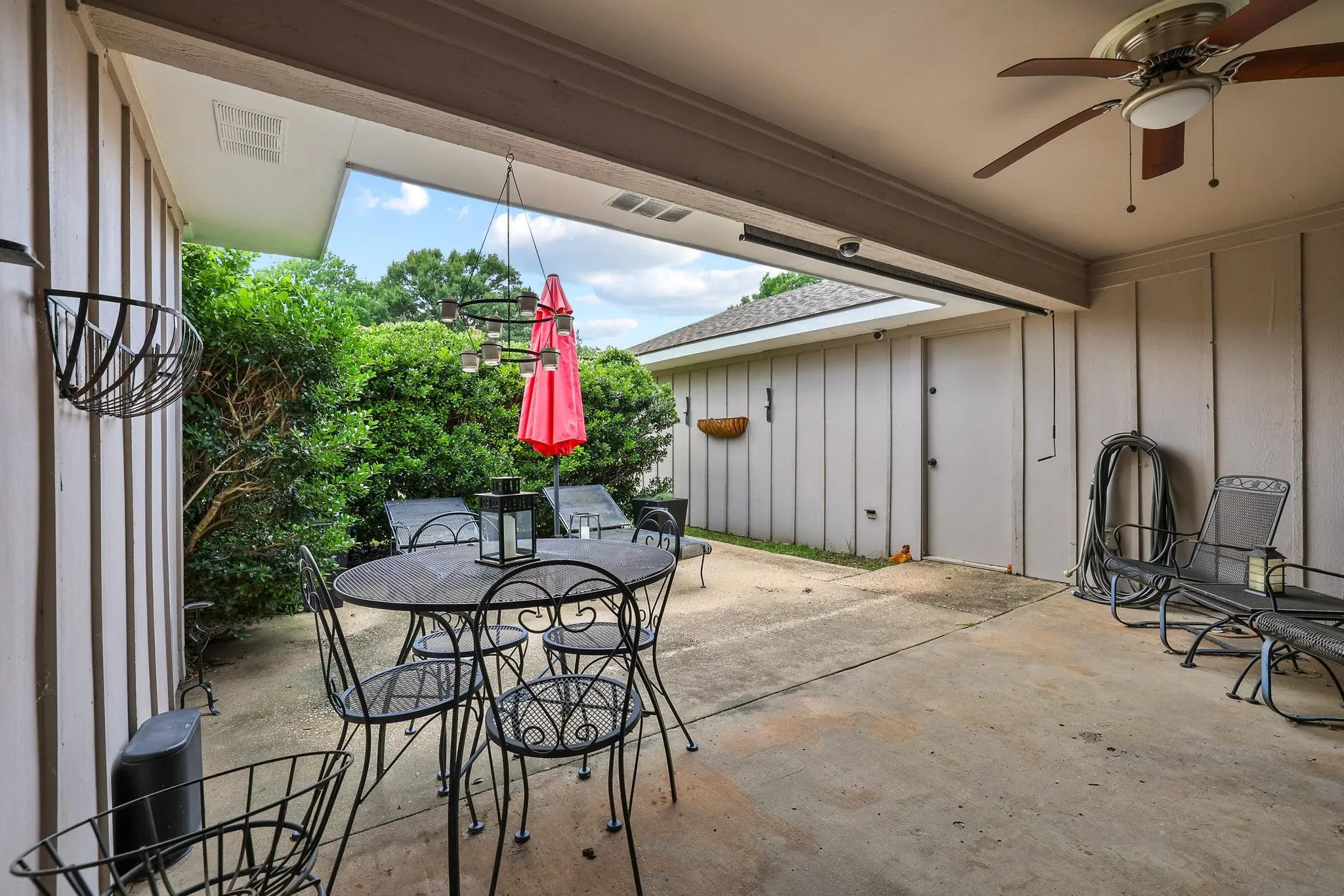 Single Family Residence For Sale in Collin County , 1925 Country Club Drive, Plano, Texas 75074, 3 Bedroom, 3 Bathroom, 2 Garage spaces, 2,151 Sqft, built in 1978, mls#21296073, Real Estate Agent in Plano, Homes For Sale in Collin county, Homes For Sale in Plano, Realtor in Plano Texas, Real Estate Brokerage Independent Realty Texas, Luminita Cordes Realtor
