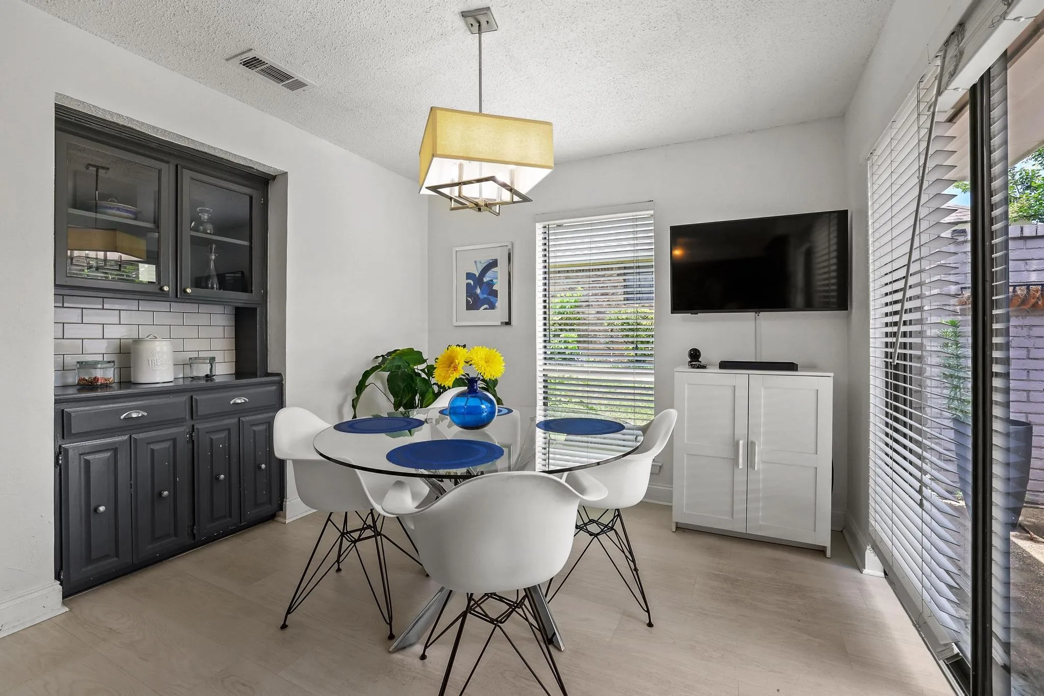 Single Family Residence For Sale in Collin County , 1925 Country Club Drive, Plano, Texas 75074, 3 Bedroom, 3 Bathroom, 2 Garage spaces, 2,151 Sqft, built in 1978, mls#21296073, Real Estate Agent in Plano, Homes For Sale in Collin county, Homes For Sale in Plano, Realtor in Plano Texas, Real Estate Brokerage Independent Realty Texas, Luminita Cordes Realtor
