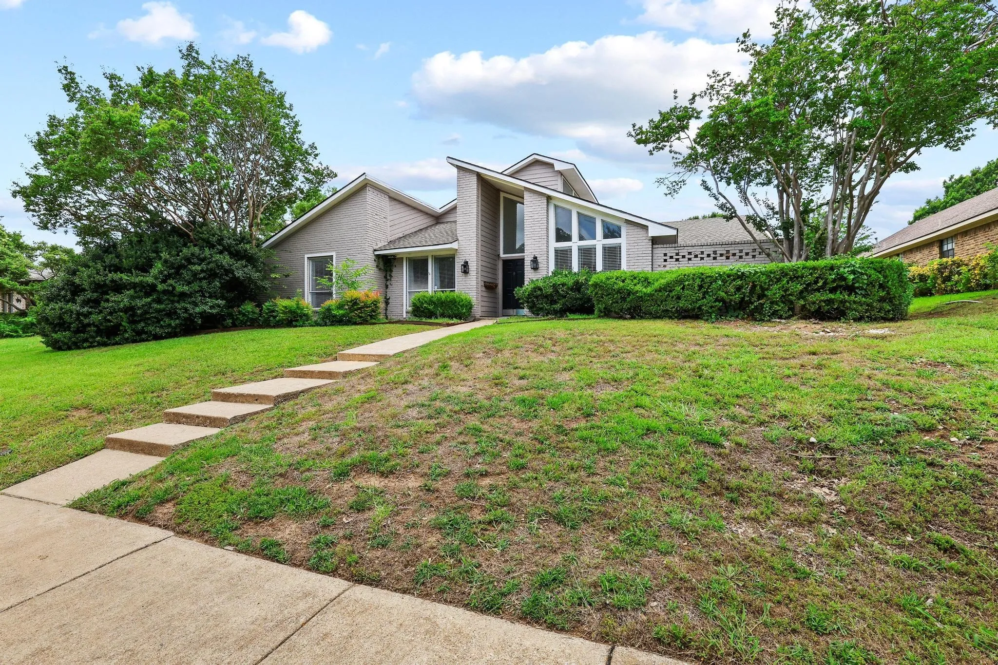 Single Family Residence For Sale in Collin County , 1925 Country Club Drive, Plano, Texas 75074, 3 Bedroom, 3 Bathroom, 2 Garage spaces, 2,151 Sqft, built in 1978, mls#21296073, Real Estate Agent in Plano, Homes For Sale in Collin county, Homes For Sale in Plano, Realtor in Plano Texas, Real Estate Brokerage Independent Realty Texas, Luminita Cordes Realtor