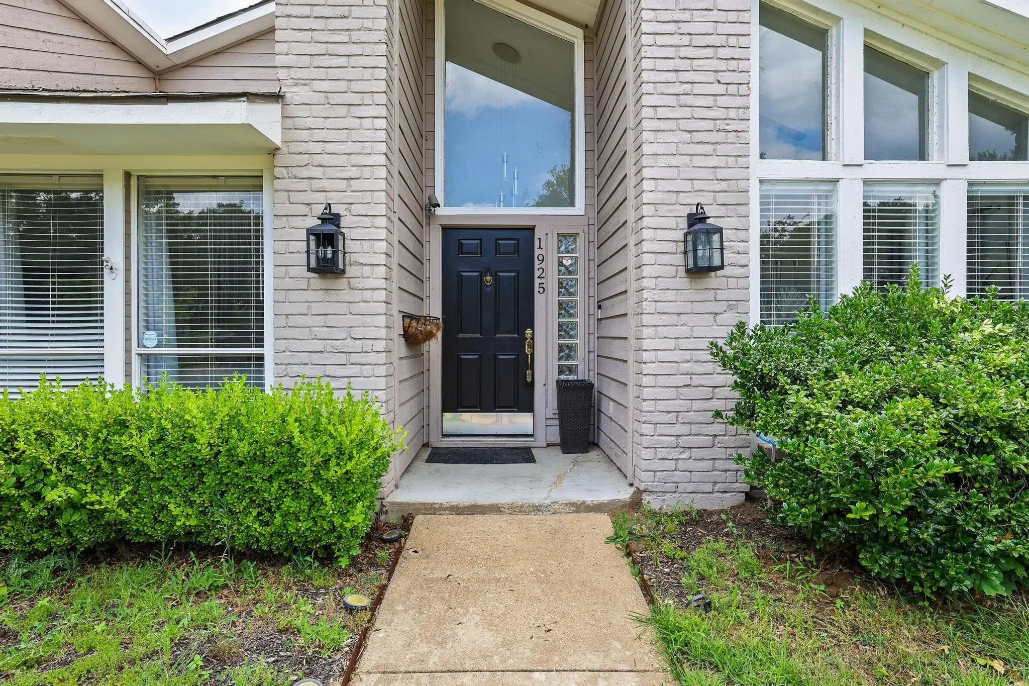 Single Family Residence For Sale in Collin County , 1925 Country Club Drive, Plano, Texas 75074, 3 Bedroom, 3 Bathroom, 2 Garage spaces, 2,151 Sqft, built in 1978, mls#21296073, Real Estate Agent in Plano, Homes For Sale in Collin county, Homes For Sale in Plano, Realtor in Plano Texas, Real Estate Brokerage Independent Realty Texas, Luminita Cordes Realtor