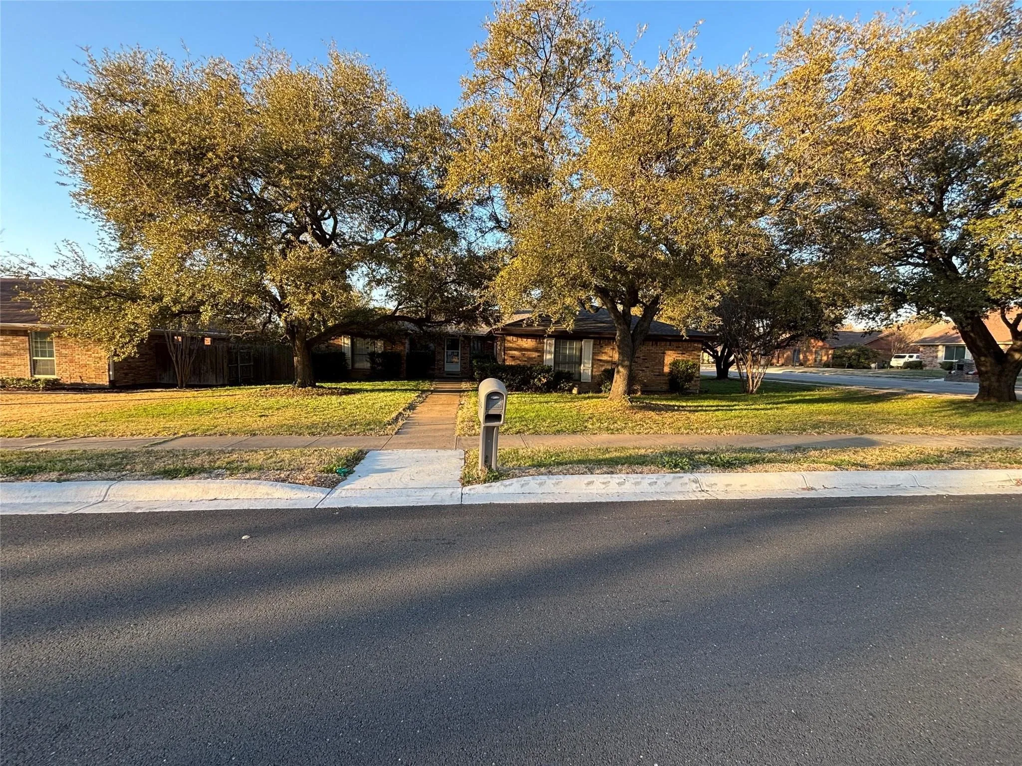 Single Family Residence For Sale in Tarrant County , 6533 Riviera Drive, North Richland Hills, Texas 76180, 4 Bedroom, 3 Bathroom, 2 Garage spaces, 2,362 Sqft, built in 1979, mls#21285713, Real Estate Agent in North Richland Hills, Homes For Sale in Tarrant county, Homes For Sale in North Richland Hills, Realtor in North Richland Hills Texas, Real Estate Brokerage Independent Realty Texas, Luminita Cordes Realtor