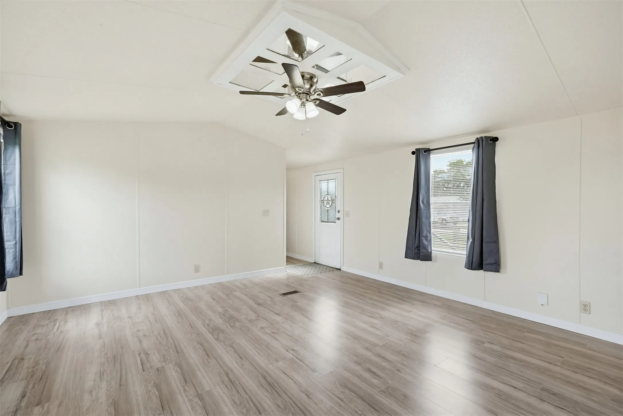 Manufactured Home For Sale in Johnson County , 7009 Karen Lane, Joshua, Texas 76058, 3 Bedroom, 2 Bathroom, Garage spaces, 1,216 Sqft, built in 1998, mls#21296804, Real Estate Agent in Joshua, Homes For Sale in Johnson county, Homes For Sale in Joshua, Realtor in Joshua Texas, Real Estate Brokerage Independent Realty Texas, Luminita Cordes Realtor