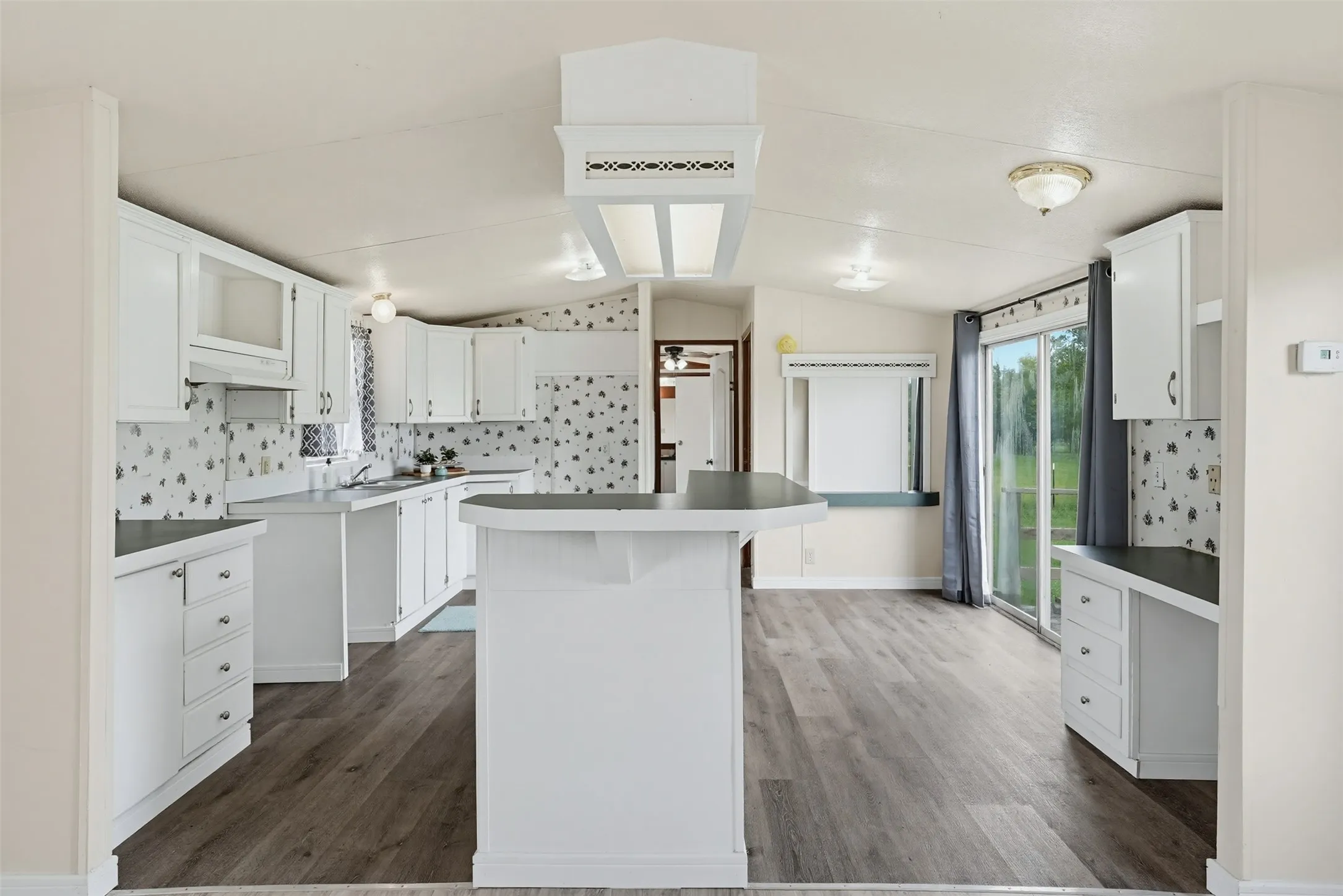 Manufactured Home For Sale in Johnson County , 7009 Karen Lane, Joshua, Texas 76058, 3 Bedroom, 2 Bathroom, Garage spaces, 1,216 Sqft, built in 1998, mls#21296804, Real Estate Agent in Joshua, Homes For Sale in Johnson county, Homes For Sale in Joshua, Realtor in Joshua Texas, Real Estate Brokerage Independent Realty Texas, Luminita Cordes Realtor