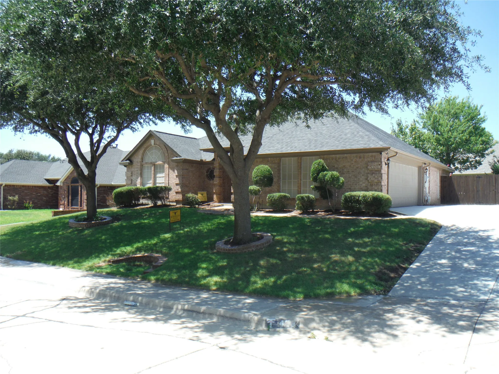Beautifull mature oak trees in front yard provide excellent shade.
