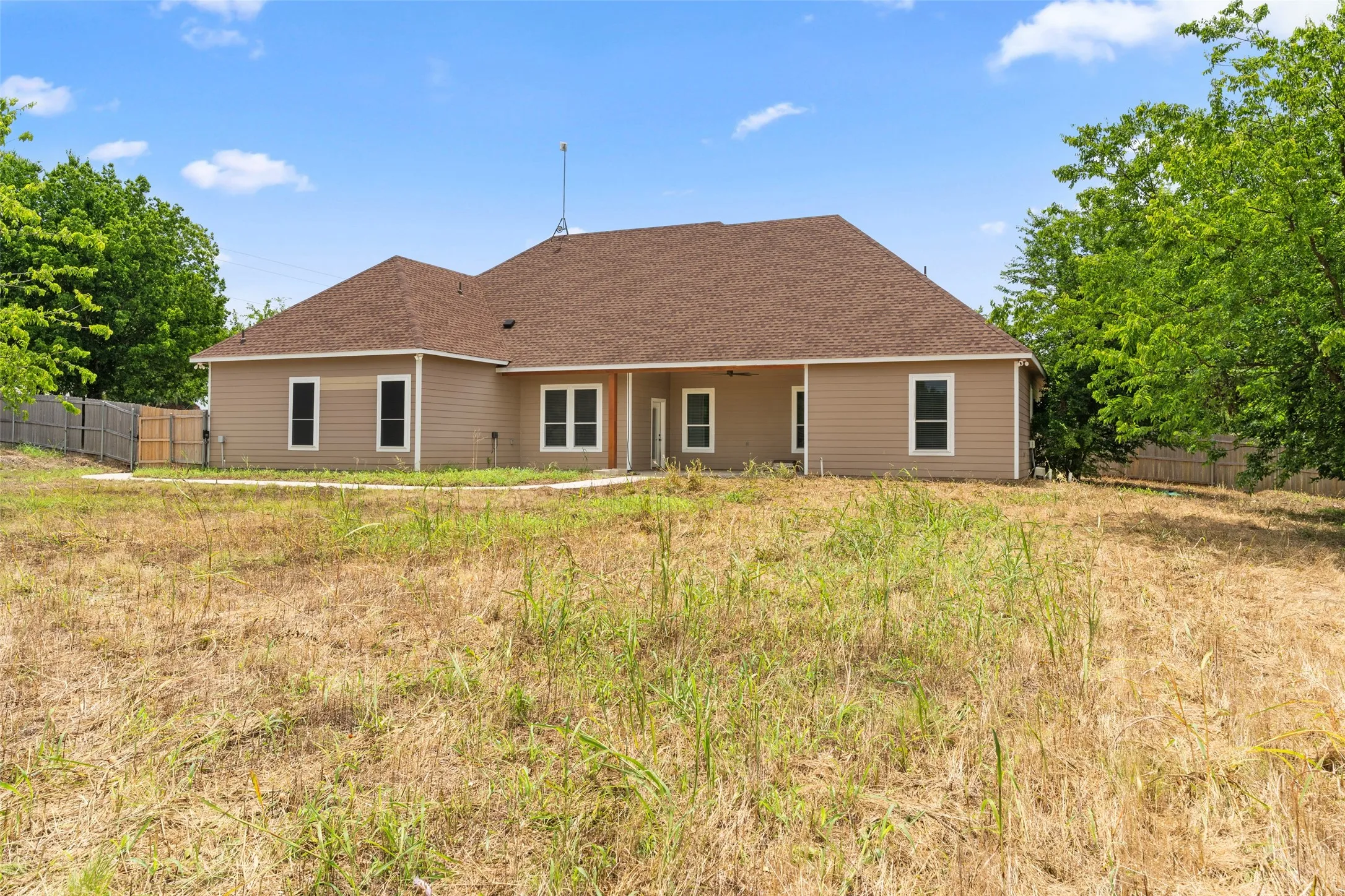 Single Family Residence For Sale in Johnson County , 1754 Riverview Drive, Cleburne, Texas 76033, 4 Bedroom, 3 Bathroom, 2 Garage spaces, 3,178 Sqft, built in 2023, mls#21295617, Real Estate Agent in Cleburne, Homes For Sale in Johnson county, Homes For Sale in Cleburne, Realtor in Cleburne Texas, Real Estate Brokerage Independent Realty Texas, Luminita Cordes Realtor