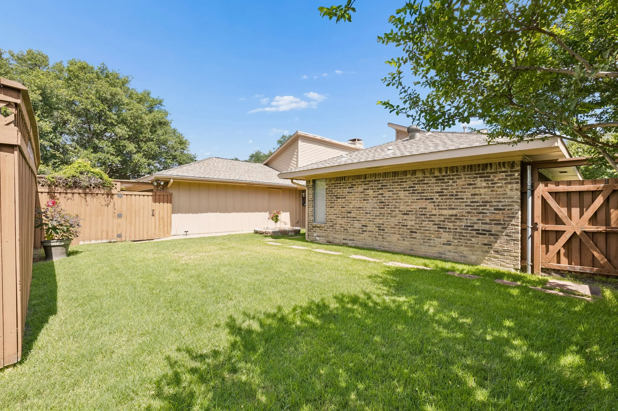 Single Family Residence For Sale in Collin County , 3704 Big Horn Trail, Plano, Texas 75075, 4 Bedrooms, 3 Bathrooms, 2 Garage spaces, 2,390 Sqft, built in 1978, Price $399,900, mls#21296956, Real Estate Agent in Plano, Homes For Sale in Collin county, Homes For Sale in Plano, Realtor in Plano Texas, Real Estate Brokerage Independent Realty Texas, Luminita Cordes Realtor
