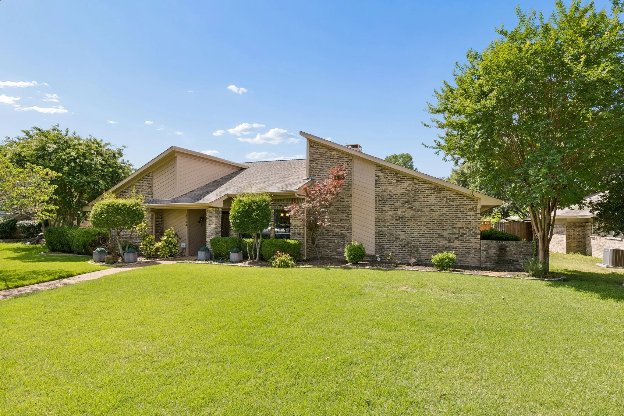 Single Family Residence For Sale in Collin County , 3704 Big Horn Trail, Plano, Texas 75075, 4 Bedrooms, 3 Bathrooms, 2 Garage spaces, 2,390 Sqft, built in 1978, Price $399,900, mls#21296956, Real Estate Agent in Plano, Homes For Sale in Collin county, Homes For Sale in Plano, Realtor in Plano Texas, Real Estate Brokerage Independent Realty Texas, Luminita Cordes Realtor