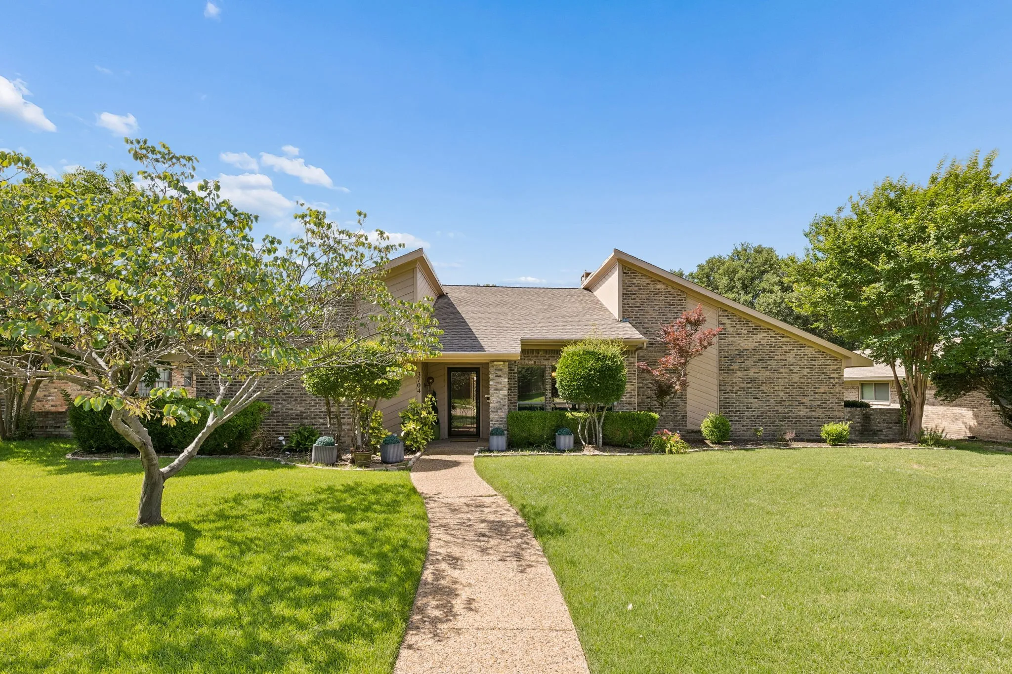 Single Family Residence For Sale in Collin County , 3704 Big Horn Trail, Plano, Texas 75075, 4 Bedrooms, 3 Bathrooms, 2 Garage spaces, 2,390 Sqft, built in 1978, Price $399,900, mls#21296956, Real Estate Agent in Plano, Homes For Sale in Collin county, Homes For Sale in Plano, Realtor in Plano Texas, Real Estate Brokerage Independent Realty Texas, Luminita Cordes Realtor