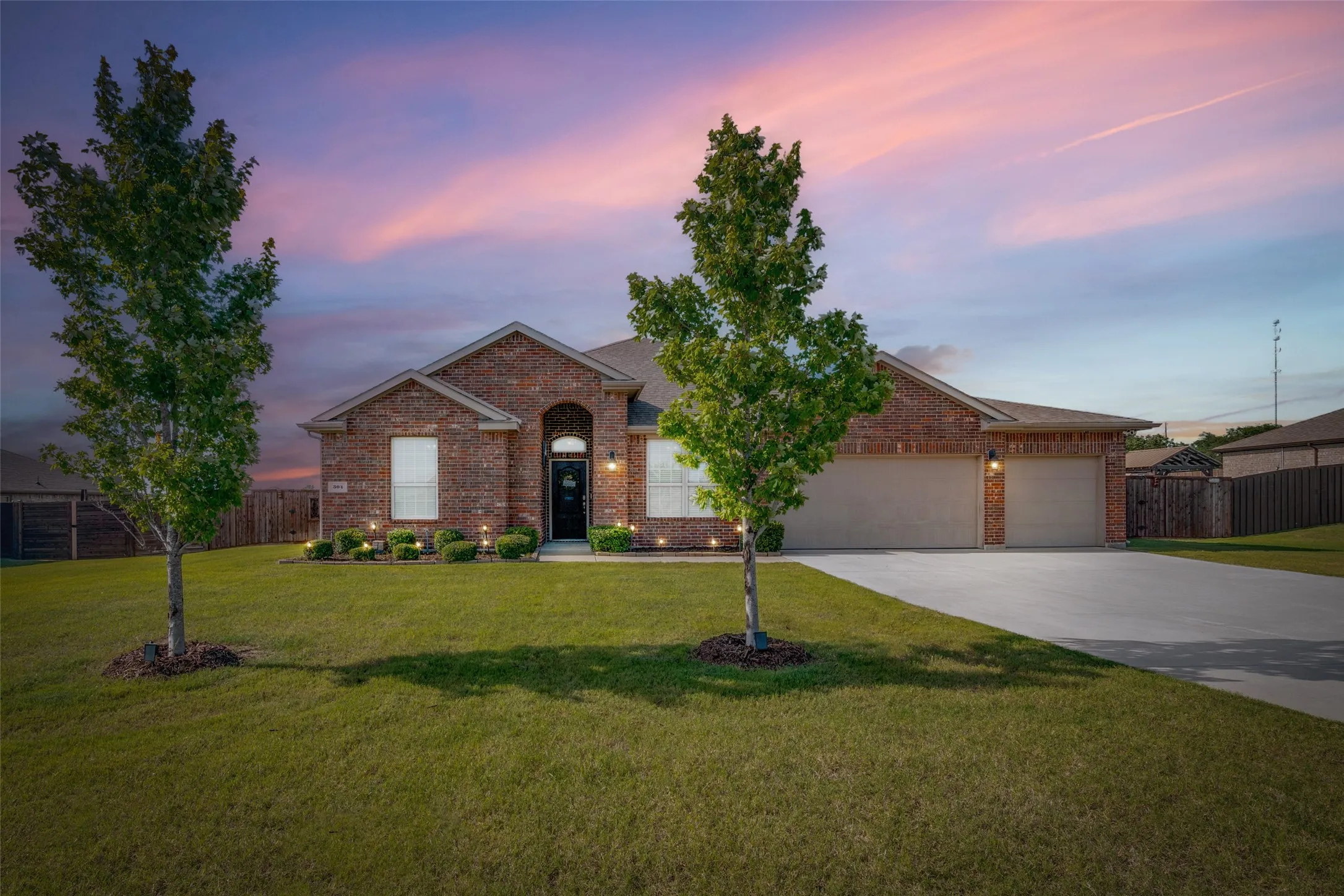 Single Family Residence For Sale in Collin County , 304 Amber Lane, Nevada, Texas 75173, 5 Bedroom, 3 Bathroom, 3 Garage spaces, 2,736 Sqft, built in 2016, mls#21295760, Real Estate Agent in Nevada, Homes For Sale in Collin county, Homes For Sale in Nevada, Realtor in Nevada Texas, Real Estate Brokerage Independent Realty Texas, Luminita Cordes Realtor