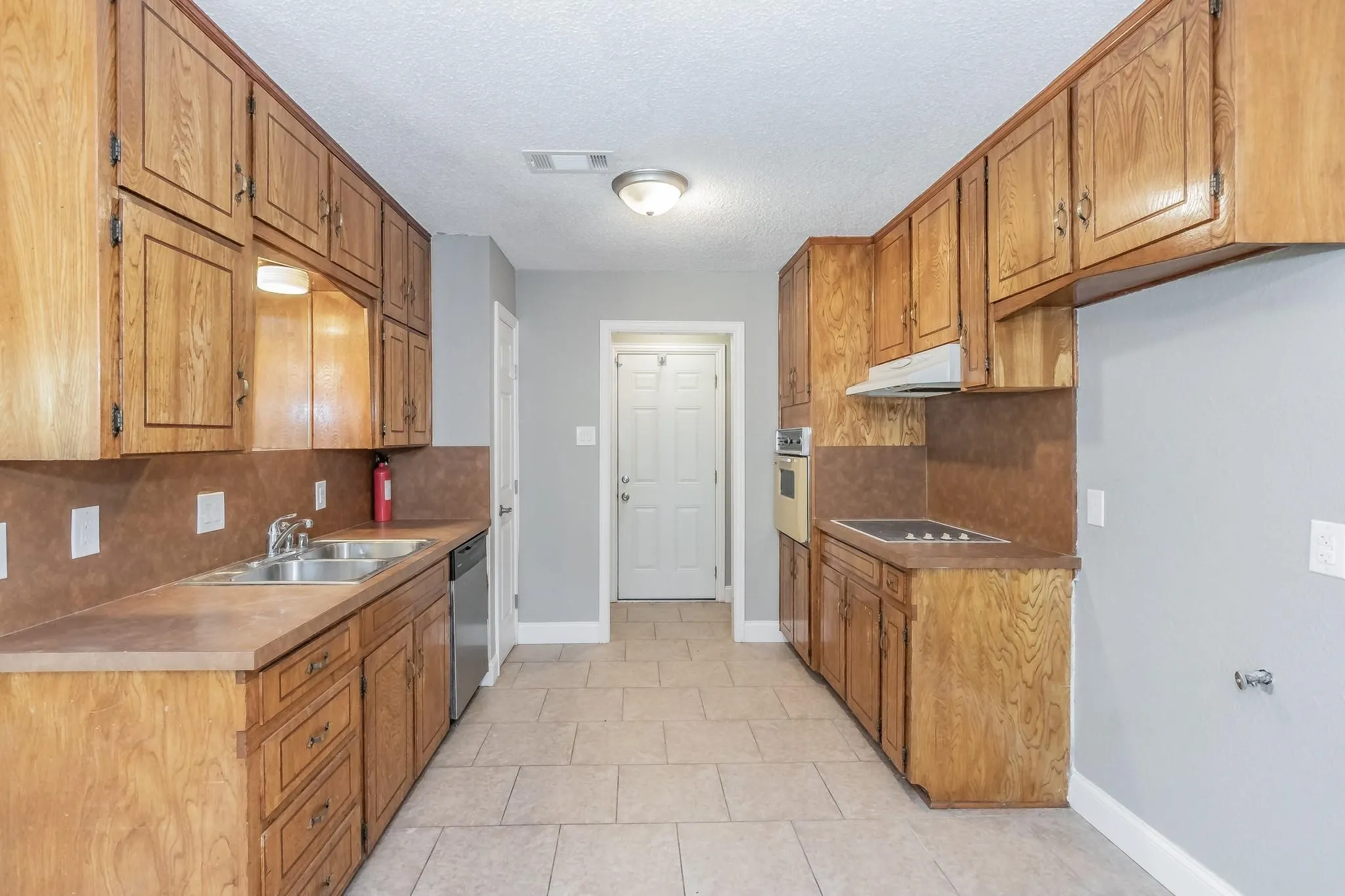 Single Family Residence For Rent in Tarrant County , 2013 Memphis Drive, Bedford, Texas 76022, 3 Bedroom, 2 Bathroom, 2 Garage spaces, 1,360 Sqft, built in 1976, mls#21295357, Real Estate Agent in Bedford, Homes For Rent in Tarrant county, Homes For Rent in Bedford, Realtor in Bedford Texas, Real Estate Brokerage Independent Realty Texas, Luminita Cordes Realtor