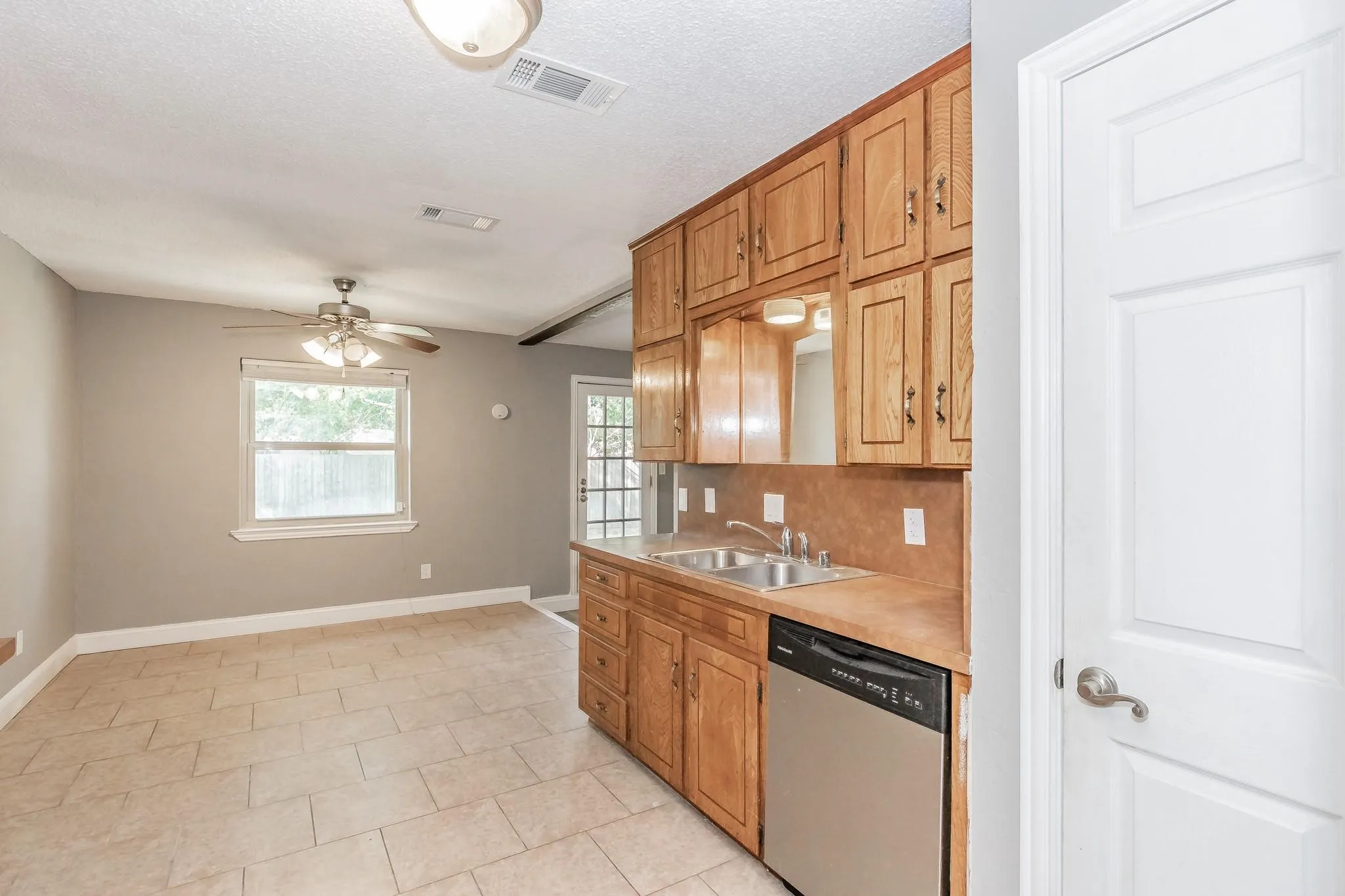 Single Family Residence For Rent in Tarrant County , 2013 Memphis Drive, Bedford, Texas 76022, 3 Bedroom, 2 Bathroom, 2 Garage spaces, 1,360 Sqft, built in 1976, mls#21295357, Real Estate Agent in Bedford, Homes For Rent in Tarrant county, Homes For Rent in Bedford, Realtor in Bedford Texas, Real Estate Brokerage Independent Realty Texas, Luminita Cordes Realtor