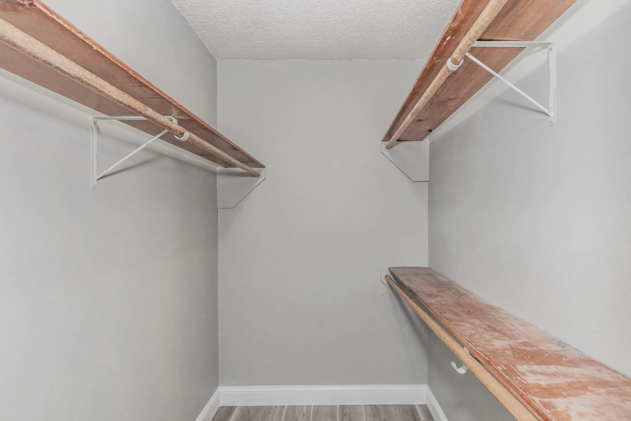 Single Family Residence For Rent in Tarrant County , 2013 Memphis Drive, Bedford, Texas 76022, 3 Bedroom, 2 Bathroom, 2 Garage spaces, 1,360 Sqft, built in 1976, mls#21295357, Real Estate Agent in Bedford, Homes For Rent in Tarrant county, Homes For Rent in Bedford, Realtor in Bedford Texas, Real Estate Brokerage Independent Realty Texas, Luminita Cordes Realtor