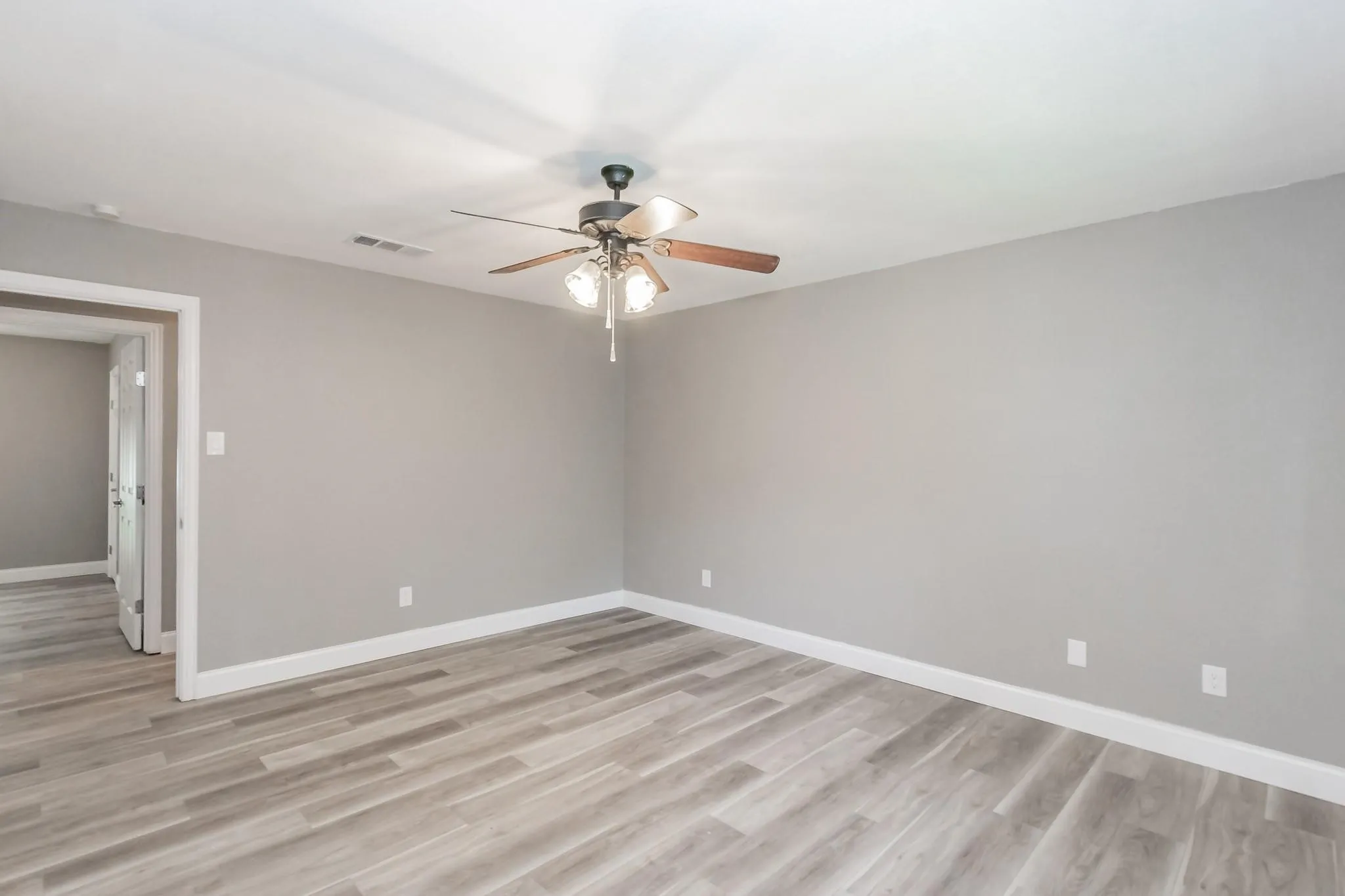 Single Family Residence For Rent in Tarrant County , 2013 Memphis Drive, Bedford, Texas 76022, 3 Bedroom, 2 Bathroom, 2 Garage spaces, 1,360 Sqft, built in 1976, mls#21295357, Real Estate Agent in Bedford, Homes For Rent in Tarrant county, Homes For Rent in Bedford, Realtor in Bedford Texas, Real Estate Brokerage Independent Realty Texas, Luminita Cordes Realtor