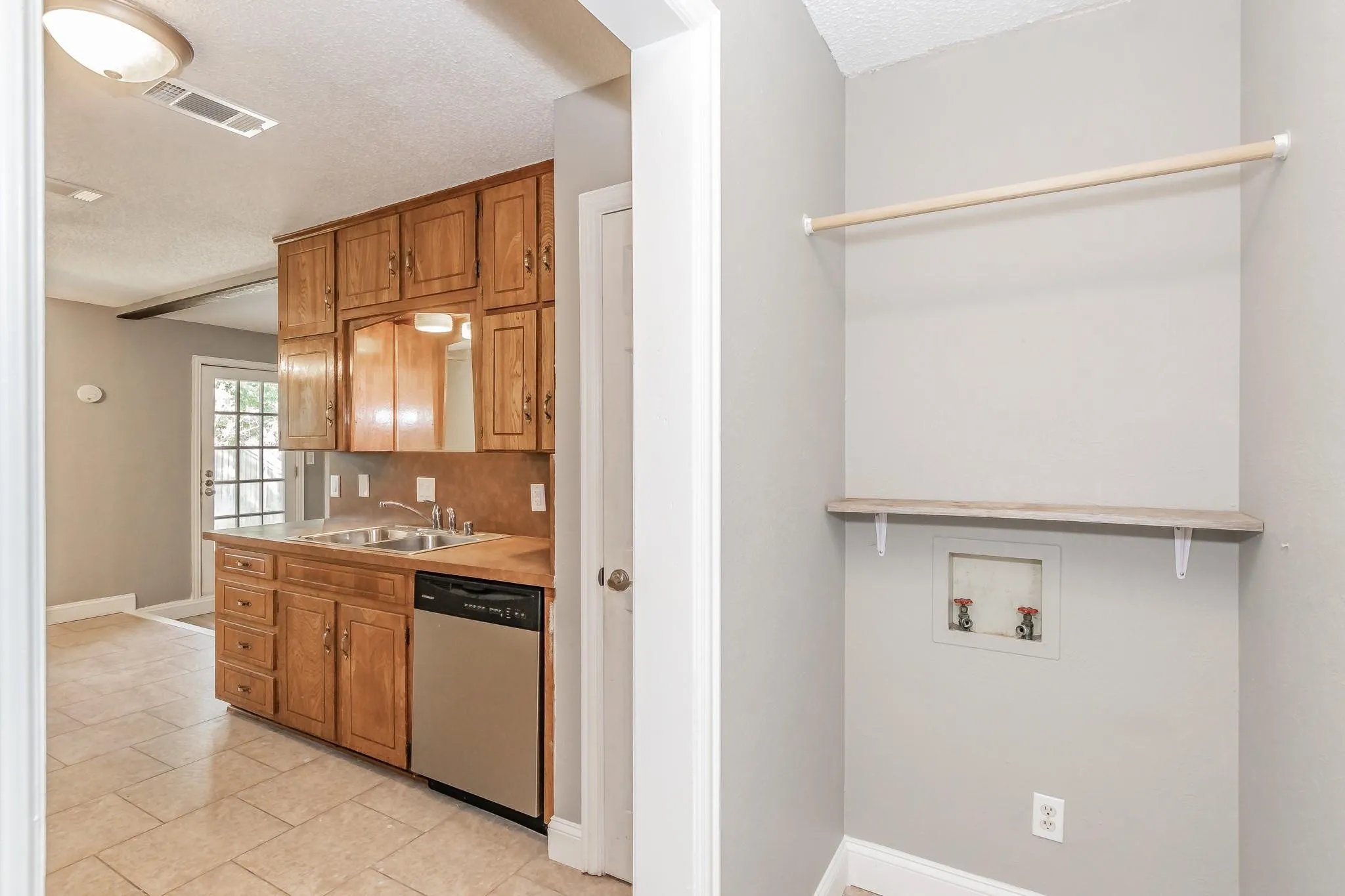 Single Family Residence For Rent in Tarrant County , 2013 Memphis Drive, Bedford, Texas 76022, 3 Bedroom, 2 Bathroom, 2 Garage spaces, 1,360 Sqft, built in 1976, mls#21295357, Real Estate Agent in Bedford, Homes For Rent in Tarrant county, Homes For Rent in Bedford, Realtor in Bedford Texas, Real Estate Brokerage Independent Realty Texas, Luminita Cordes Realtor