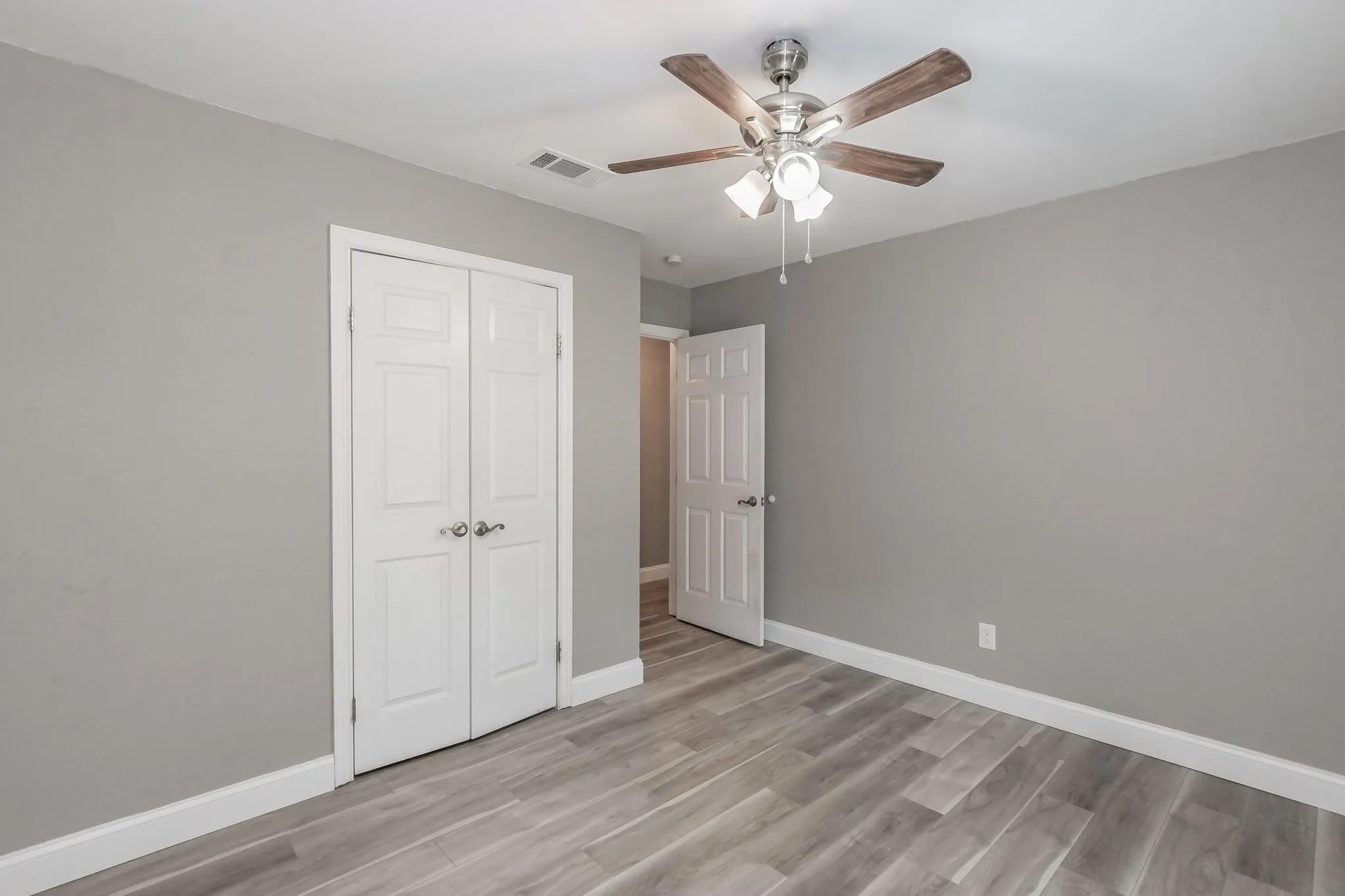 Single Family Residence For Rent in Tarrant County , 2013 Memphis Drive, Bedford, Texas 76022, 3 Bedroom, 2 Bathroom, 2 Garage spaces, 1,360 Sqft, built in 1976, mls#21295357, Real Estate Agent in Bedford, Homes For Rent in Tarrant county, Homes For Rent in Bedford, Realtor in Bedford Texas, Real Estate Brokerage Independent Realty Texas, Luminita Cordes Realtor