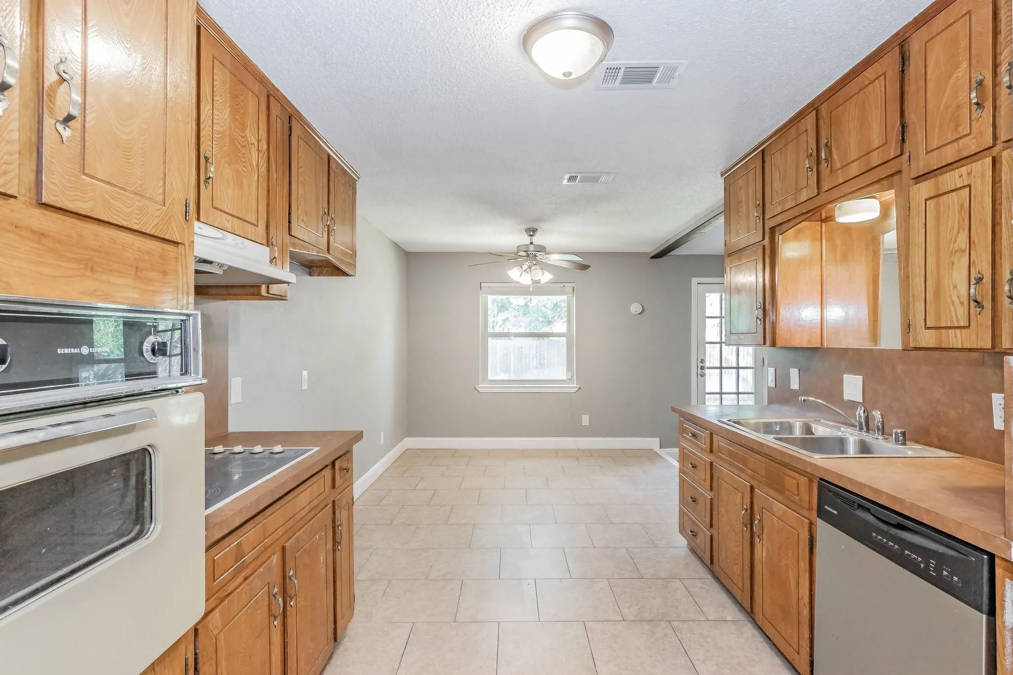 Single Family Residence For Rent in Tarrant County , 2013 Memphis Drive, Bedford, Texas 76022, 3 Bedroom, 2 Bathroom, 2 Garage spaces, 1,360 Sqft, built in 1976, mls#21295357, Real Estate Agent in Bedford, Homes For Rent in Tarrant county, Homes For Rent in Bedford, Realtor in Bedford Texas, Real Estate Brokerage Independent Realty Texas, Luminita Cordes Realtor