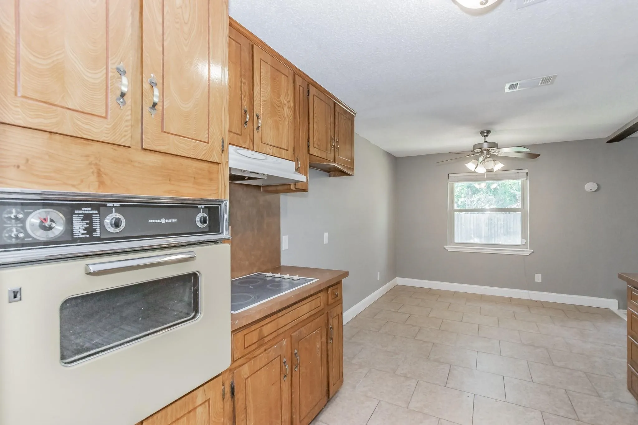 Single Family Residence For Rent in Tarrant County , 2013 Memphis Drive, Bedford, Texas 76022, 3 Bedroom, 2 Bathroom, 2 Garage spaces, 1,360 Sqft, built in 1976, mls#21295357, Real Estate Agent in Bedford, Homes For Rent in Tarrant county, Homes For Rent in Bedford, Realtor in Bedford Texas, Real Estate Brokerage Independent Realty Texas, Luminita Cordes Realtor