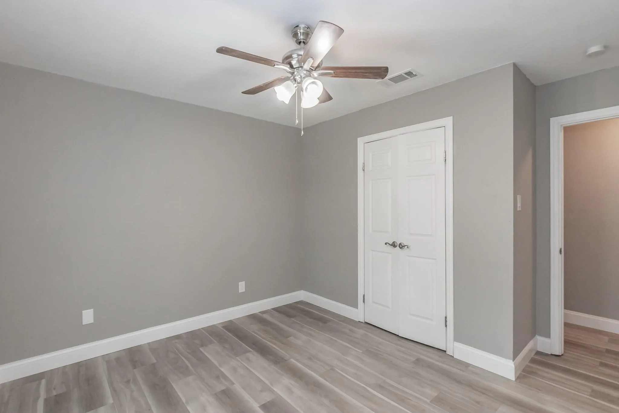 Single Family Residence For Rent in Tarrant County , 2013 Memphis Drive, Bedford, Texas 76022, 3 Bedroom, 2 Bathroom, 2 Garage spaces, 1,360 Sqft, built in 1976, mls#21295357, Real Estate Agent in Bedford, Homes For Rent in Tarrant county, Homes For Rent in Bedford, Realtor in Bedford Texas, Real Estate Brokerage Independent Realty Texas, Luminita Cordes Realtor