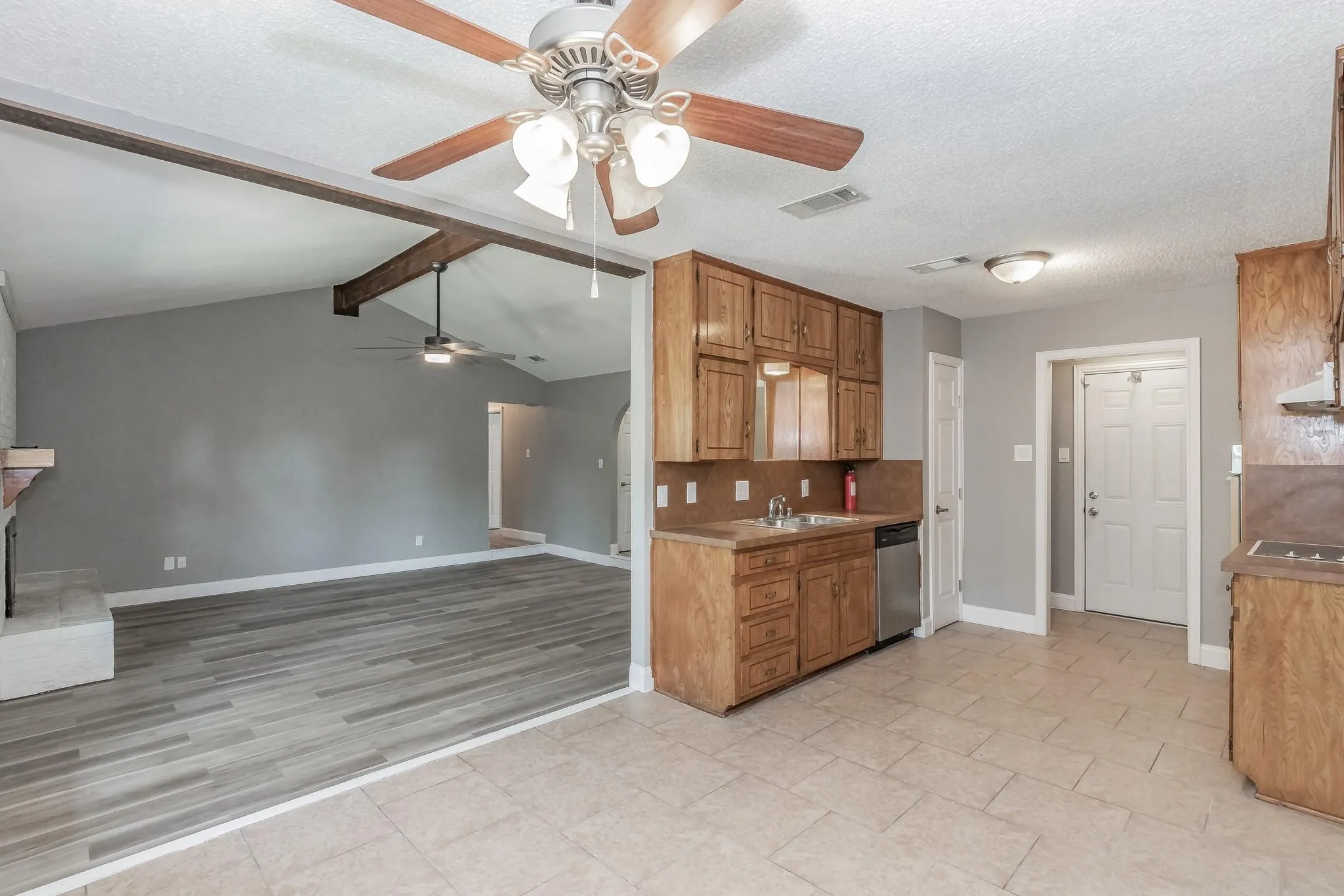 Single Family Residence For Rent in Tarrant County , 2013 Memphis Drive, Bedford, Texas 76022, 3 Bedroom, 2 Bathroom, 2 Garage spaces, 1,360 Sqft, built in 1976, mls#21295357, Real Estate Agent in Bedford, Homes For Rent in Tarrant county, Homes For Rent in Bedford, Realtor in Bedford Texas, Real Estate Brokerage Independent Realty Texas, Luminita Cordes Realtor
