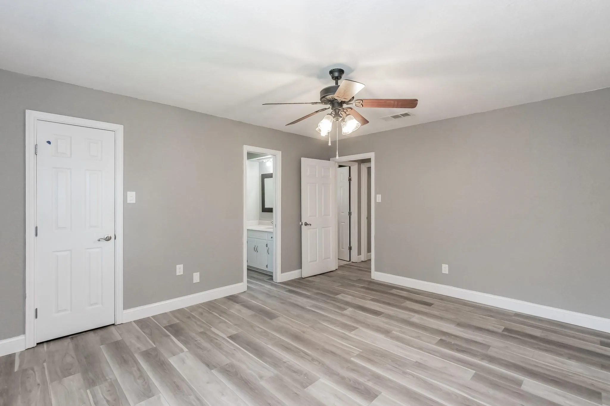 Single Family Residence For Rent in Tarrant County , 2013 Memphis Drive, Bedford, Texas 76022, 3 Bedroom, 2 Bathroom, 2 Garage spaces, 1,360 Sqft, built in 1976, mls#21295357, Real Estate Agent in Bedford, Homes For Rent in Tarrant county, Homes For Rent in Bedford, Realtor in Bedford Texas, Real Estate Brokerage Independent Realty Texas, Luminita Cordes Realtor