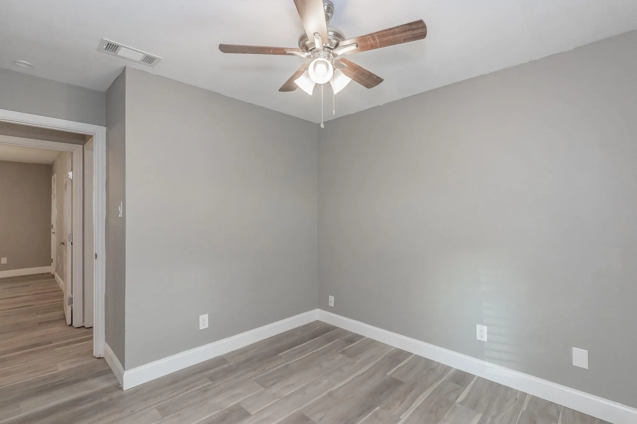 Single Family Residence For Rent in Tarrant County , 2013 Memphis Drive, Bedford, Texas 76022, 3 Bedroom, 2 Bathroom, 2 Garage spaces, 1,360 Sqft, built in 1976, mls#21295357, Real Estate Agent in Bedford, Homes For Rent in Tarrant county, Homes For Rent in Bedford, Realtor in Bedford Texas, Real Estate Brokerage Independent Realty Texas, Luminita Cordes Realtor