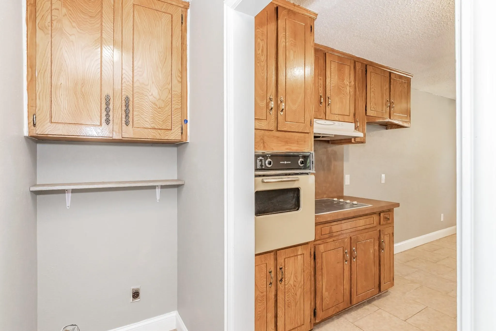 Single Family Residence For Rent in Tarrant County , 2013 Memphis Drive, Bedford, Texas 76022, 3 Bedroom, 2 Bathroom, 2 Garage spaces, 1,360 Sqft, built in 1976, mls#21295357, Real Estate Agent in Bedford, Homes For Rent in Tarrant county, Homes For Rent in Bedford, Realtor in Bedford Texas, Real Estate Brokerage Independent Realty Texas, Luminita Cordes Realtor