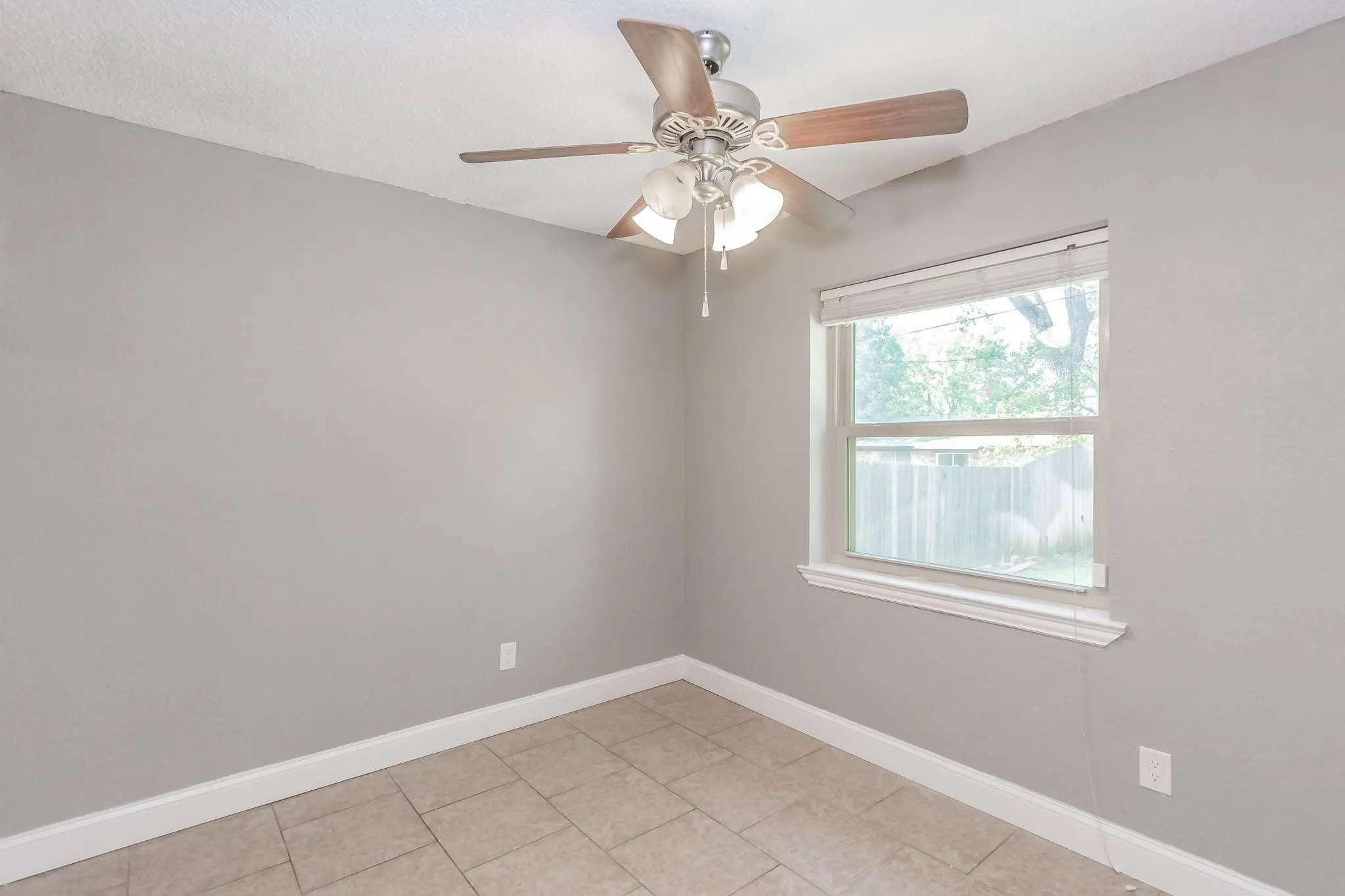 Single Family Residence For Rent in Tarrant County , 2013 Memphis Drive, Bedford, Texas 76022, 3 Bedroom, 2 Bathroom, 2 Garage spaces, 1,360 Sqft, built in 1976, mls#21295357, Real Estate Agent in Bedford, Homes For Rent in Tarrant county, Homes For Rent in Bedford, Realtor in Bedford Texas, Real Estate Brokerage Independent Realty Texas, Luminita Cordes Realtor