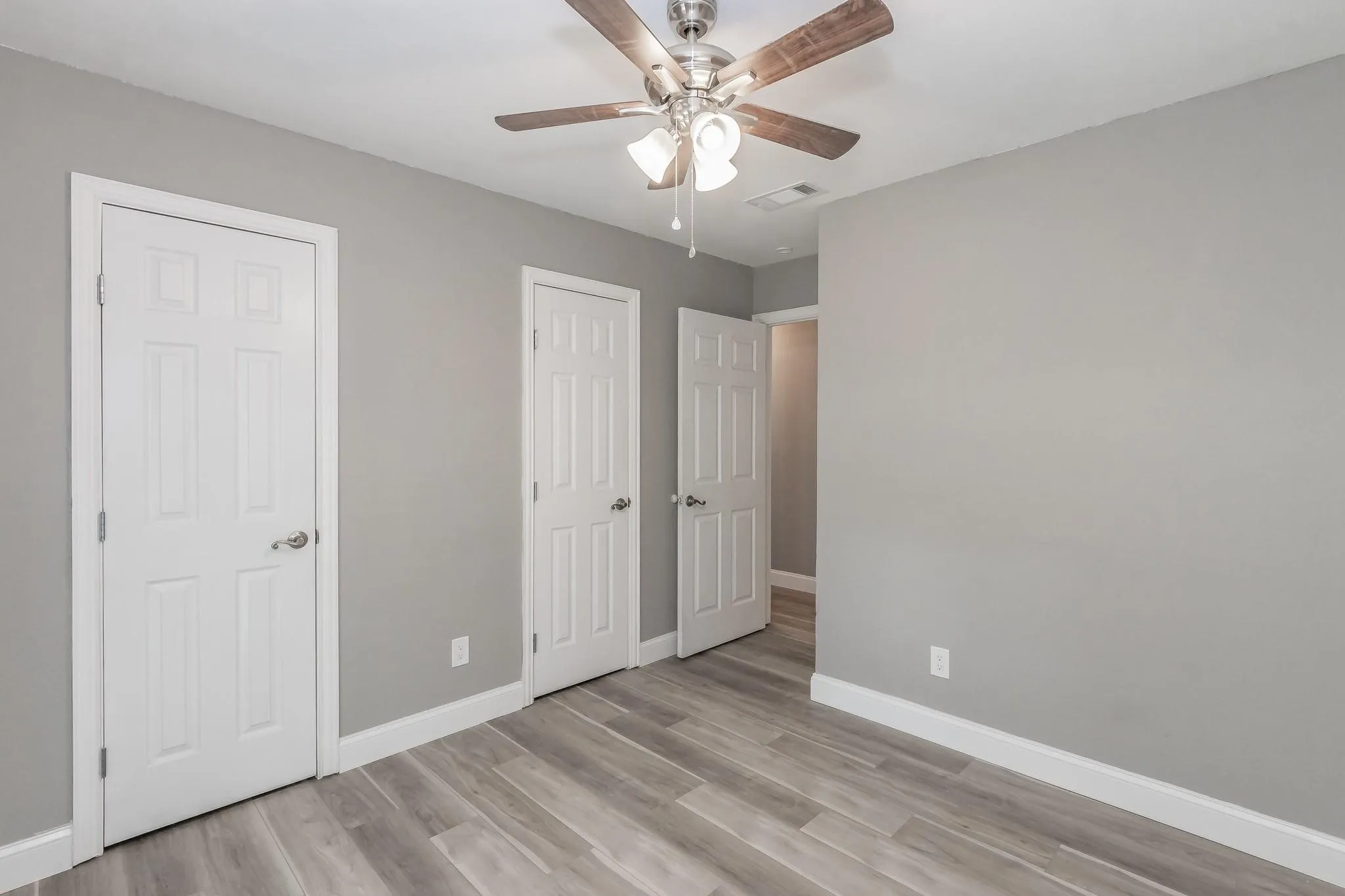 Single Family Residence For Rent in Tarrant County , 2013 Memphis Drive, Bedford, Texas 76022, 3 Bedroom, 2 Bathroom, 2 Garage spaces, 1,360 Sqft, built in 1976, mls#21295357, Real Estate Agent in Bedford, Homes For Rent in Tarrant county, Homes For Rent in Bedford, Realtor in Bedford Texas, Real Estate Brokerage Independent Realty Texas, Luminita Cordes Realtor