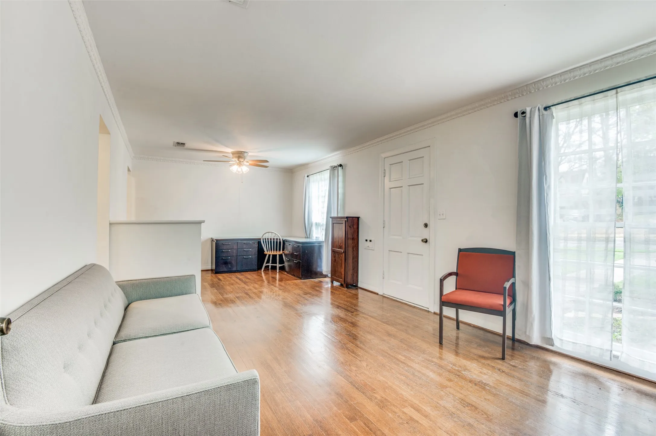 Single Family Residence For Rent in Dallas County , 7015 Hammond Avenue, Dallas, Texas 75223, 2 Bedroom, 1 Bathroom, 1 Garage spaces, 1,073 Sqft, built in 1940, mls#21293210, Real Estate Agent in Dallas, Homes For Rent in Dallas county, Homes For Rent in Dallas, Realtor in Dallas Texas, Real Estate Brokerage Independent Realty Texas, Luminita Cordes Realtor