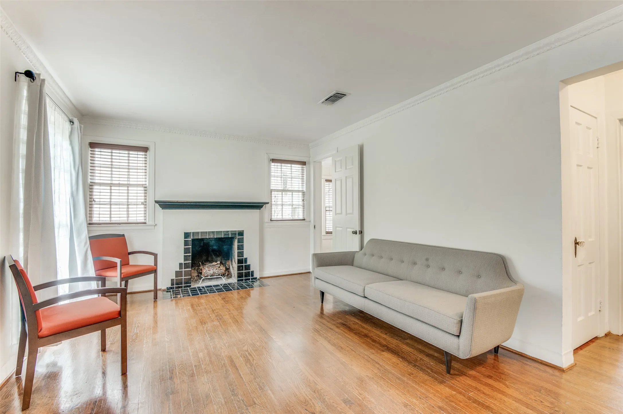 Single Family Residence For Rent in Dallas County , 7015 Hammond Avenue, Dallas, Texas 75223, 2 Bedroom, 1 Bathroom, 1 Garage spaces, 1,073 Sqft, built in 1940, mls#21293210, Real Estate Agent in Dallas, Homes For Rent in Dallas county, Homes For Rent in Dallas, Realtor in Dallas Texas, Real Estate Brokerage Independent Realty Texas, Luminita Cordes Realtor