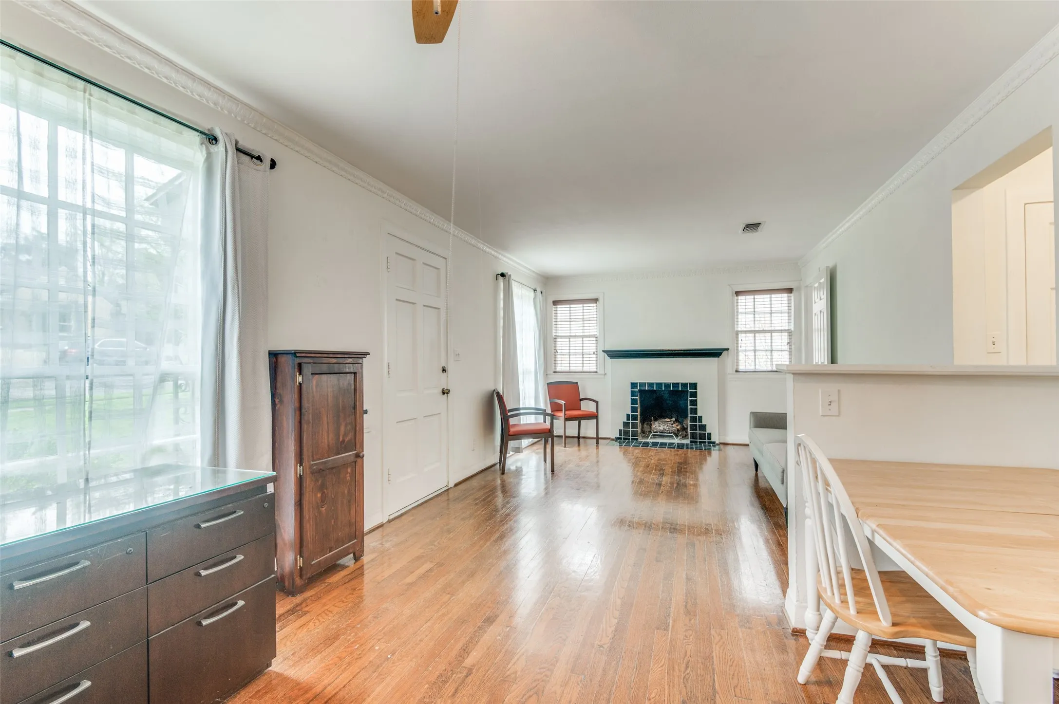 Single Family Residence For Rent in Dallas County , 7015 Hammond Avenue, Dallas, Texas 75223, 2 Bedroom, 1 Bathroom, 1 Garage spaces, 1,073 Sqft, built in 1940, mls#21293210, Real Estate Agent in Dallas, Homes For Rent in Dallas county, Homes For Rent in Dallas, Realtor in Dallas Texas, Real Estate Brokerage Independent Realty Texas, Luminita Cordes Realtor