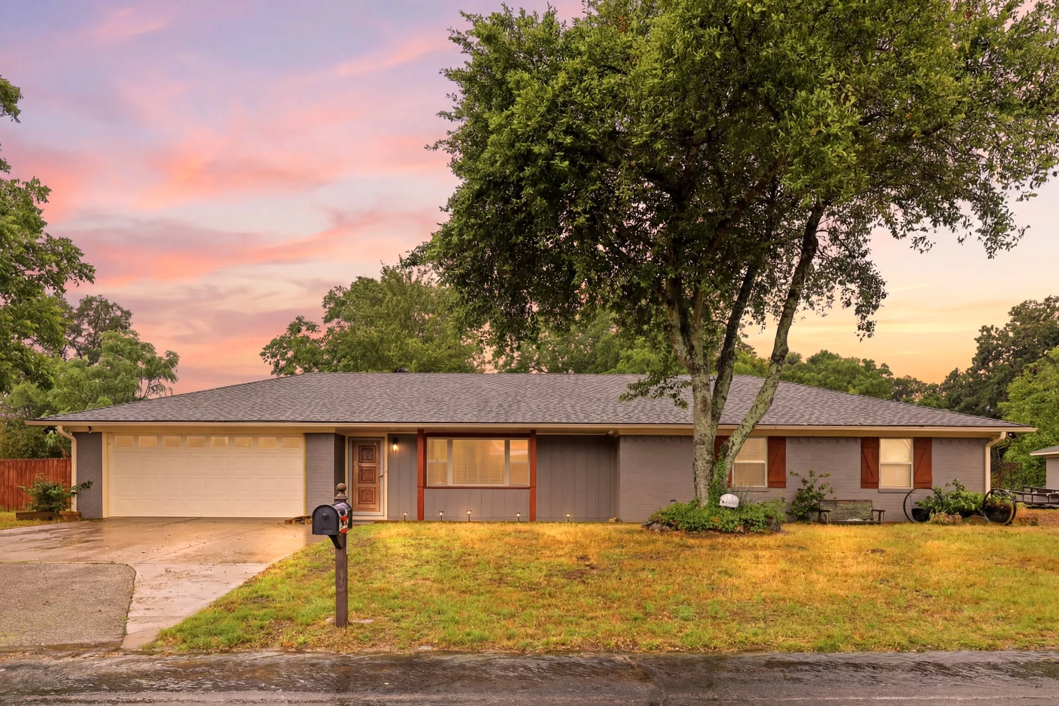 Single Family Residence For Sale in Smith County , 3217 Libbie Street, Tyler, Texas 75707, 3 Bedroom, 2 Bathroom, 4 Garage spaces, 1,436 Sqft, built in 1981, mls#21295656, Real Estate Agent in Tyler, Homes For Sale in Smith county, Homes For Sale in Tyler, Realtor in Tyler Texas, Real Estate Brokerage Independent Realty Texas, Luminita Cordes Realtor