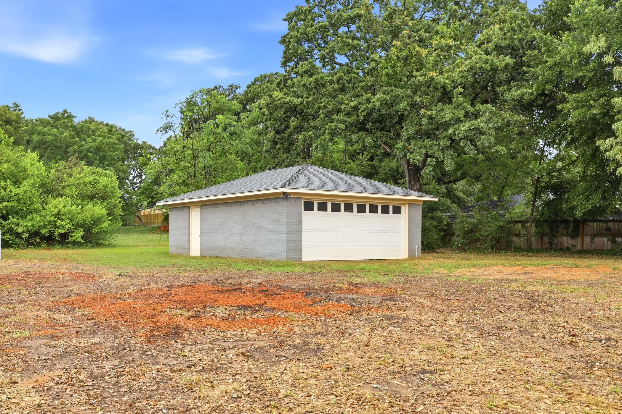 Single Family Residence For Sale in Smith County , 3217 Libbie Street, Tyler, Texas 75707, 3 Bedroom, 2 Bathroom, 4 Garage spaces, 1,436 Sqft, built in 1981, mls#21295656, Real Estate Agent in Tyler, Homes For Sale in Smith county, Homes For Sale in Tyler, Realtor in Tyler Texas, Real Estate Brokerage Independent Realty Texas, Luminita Cordes Realtor