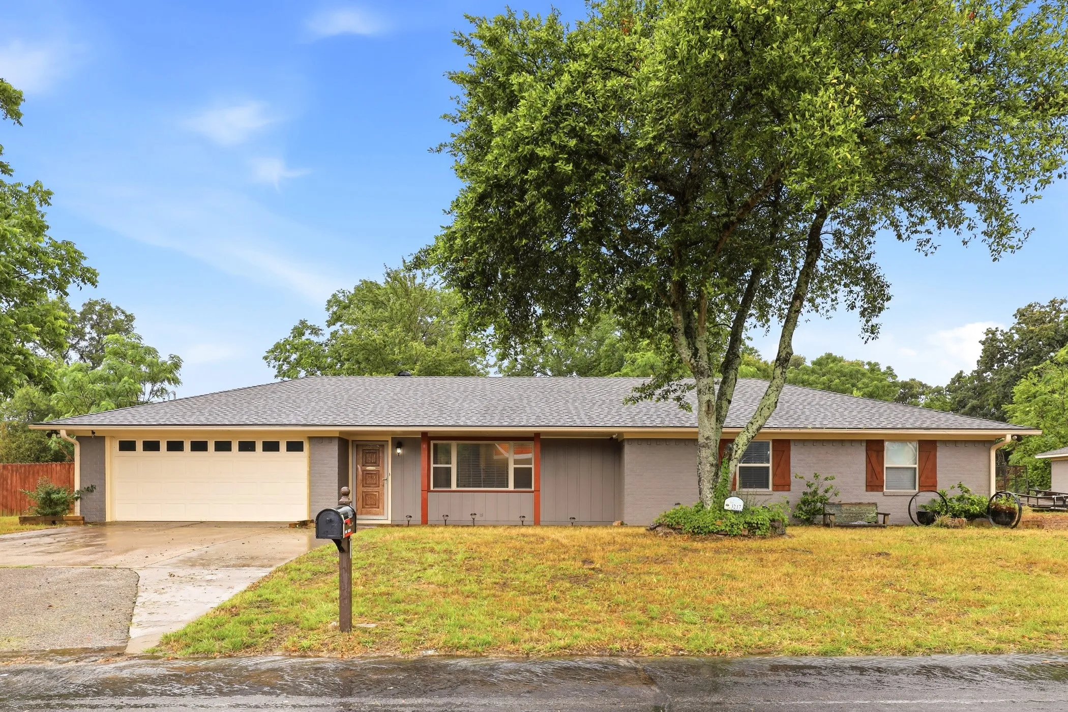 Single Family Residence For Sale in Smith County , 3217 Libbie Street, Tyler, Texas 75707, 3 Bedroom, 2 Bathroom, 4 Garage spaces, 1,436 Sqft, built in 1981, mls#21295656, Real Estate Agent in Tyler, Homes For Sale in Smith county, Homes For Sale in Tyler, Realtor in Tyler Texas, Real Estate Brokerage Independent Realty Texas, Luminita Cordes Realtor