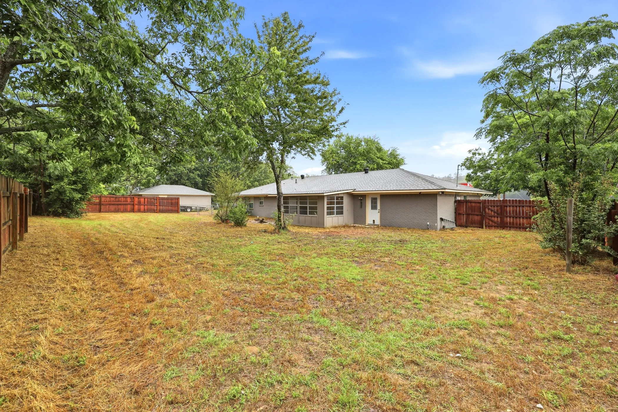 Single Family Residence For Sale in Smith County , 3217 Libbie Street, Tyler, Texas 75707, 3 Bedroom, 2 Bathroom, 4 Garage spaces, 1,436 Sqft, built in 1981, mls#21295656, Real Estate Agent in Tyler, Homes For Sale in Smith county, Homes For Sale in Tyler, Realtor in Tyler Texas, Real Estate Brokerage Independent Realty Texas, Luminita Cordes Realtor