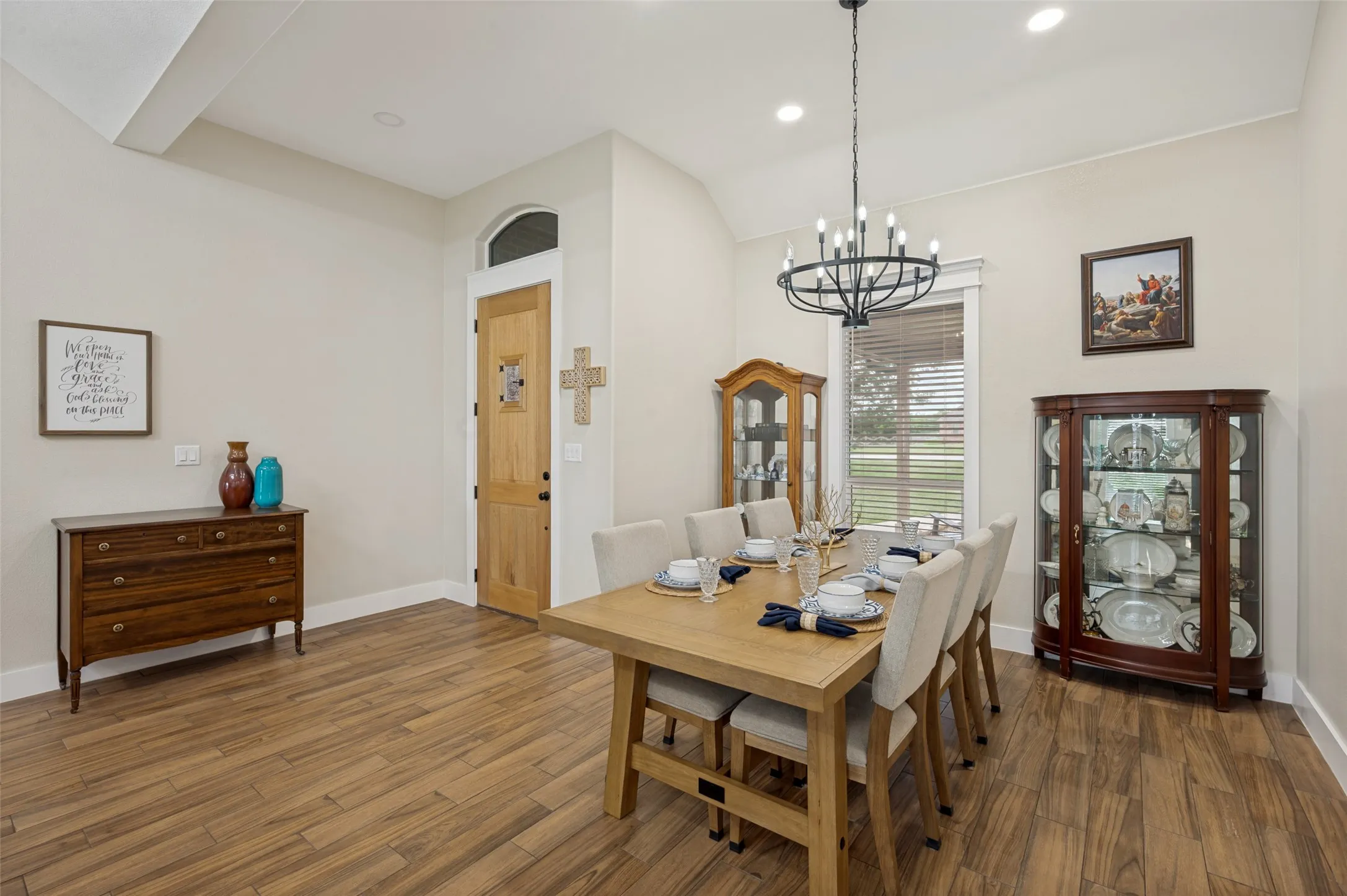 With easy access to the kitchen and living room, the dining space encourages effortless entertaining while maintaining a comfortable, connected atmosphere.