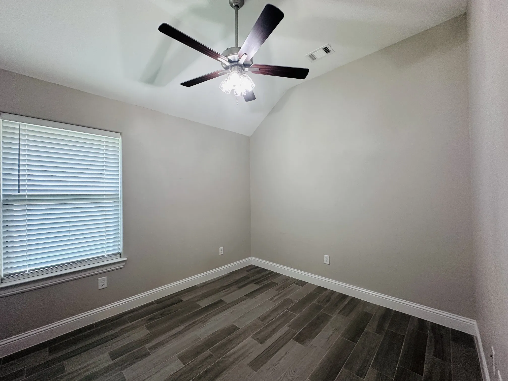 Single Family Residence For Sale in Hood County , 3337 White Horse Drive, Granbury, Texas 76049, 4 Bedroom, 2 Bathroom, 2 Garage spaces, 1,717 Sqft, built in 2021, mls#21296797, Real Estate Agent in Granbury, Homes For Sale in Hood county, Homes For Sale in Granbury, Realtor in Granbury Texas, Real Estate Brokerage Independent Realty Texas, Luminita Cordes Realtor