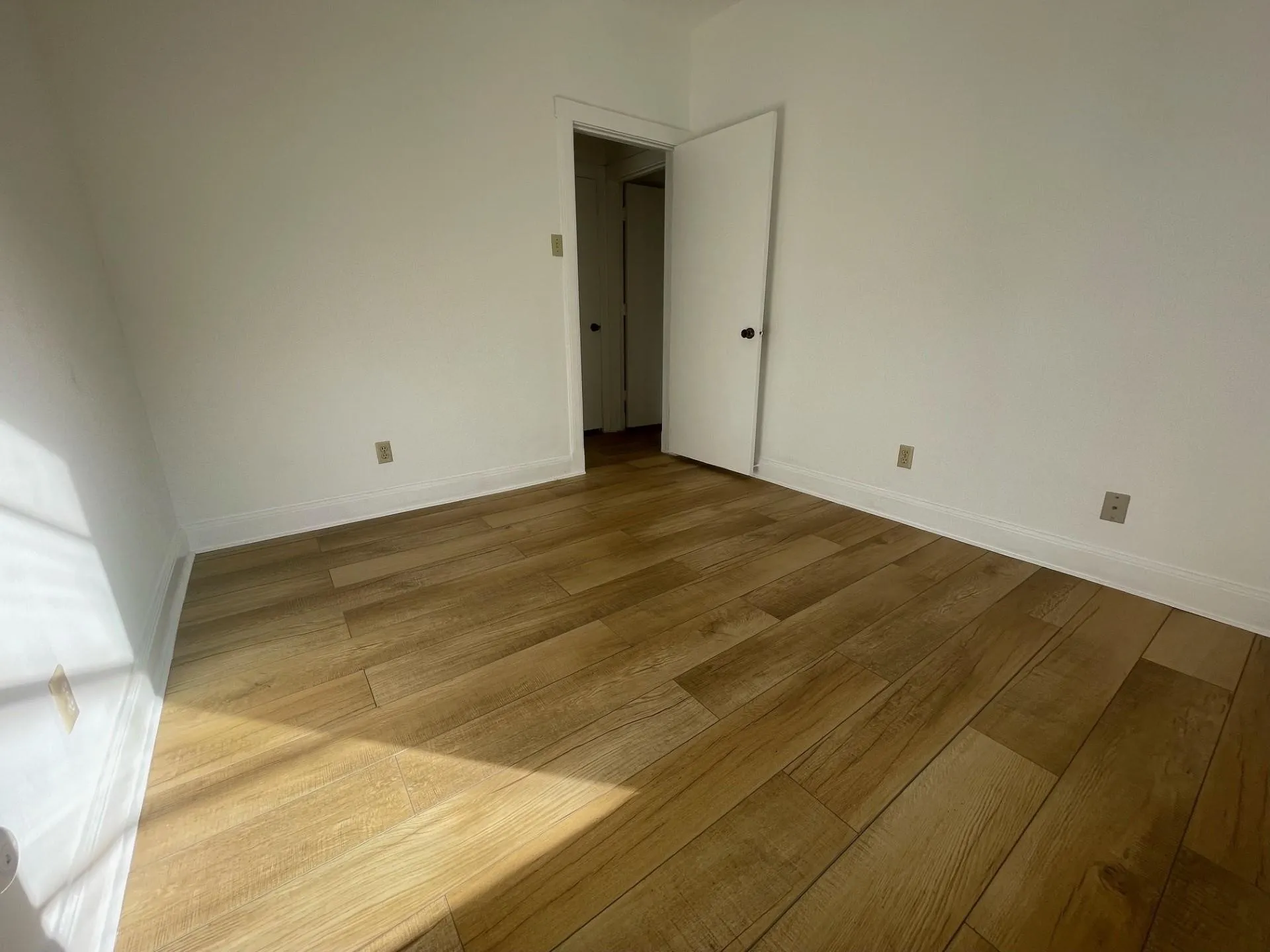 Apartment For Rent in Dallas County , 202 S Willomet Avenue 4, Dallas, Texas 75208, 2 Bedroom, 1 Bathroom, Garage spaces, 860 Sqft, built in 1922, mls#21297049, Real Estate Agent in Dallas, Homes For Rent in Dallas county, Homes For Rent in Dallas, Realtor in Dallas Texas, Real Estate Brokerage Independent Realty Texas, Luminita Cordes Realtor